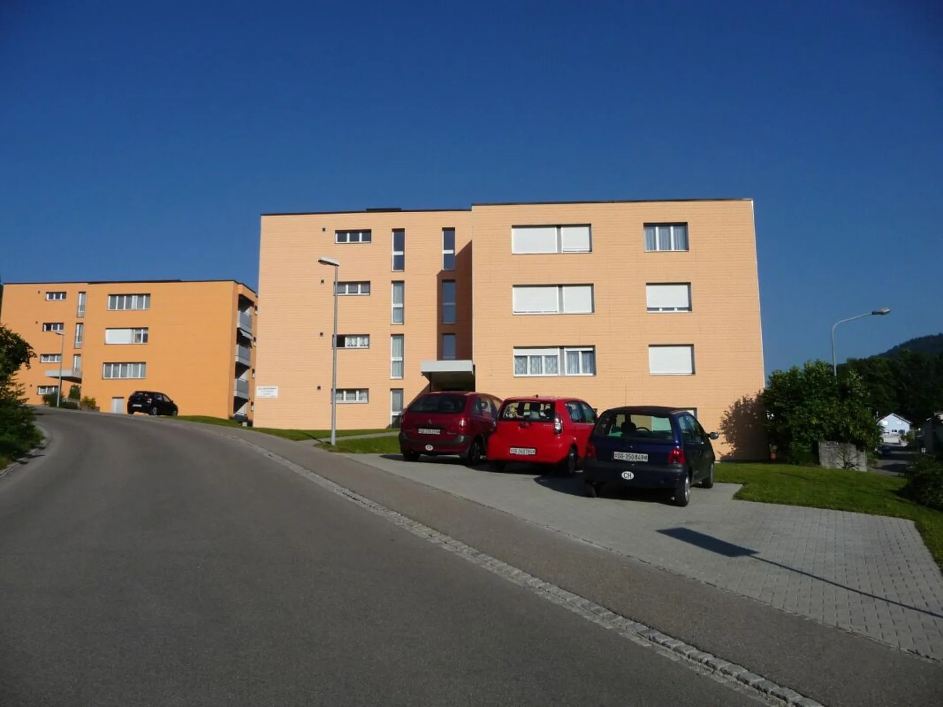 Günstig!, sonnig, ruhig, grosser Balkon! Sep. Küche. 2.5-Zi-Wohnung mit Aussicht!