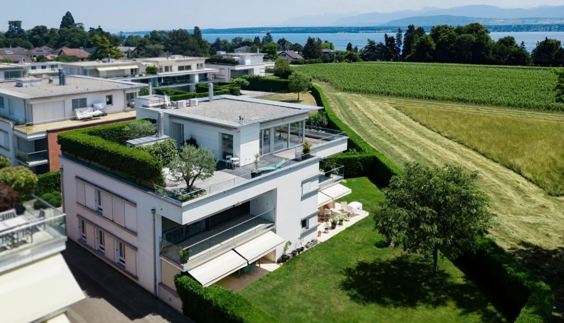 Hotel mit großer Terrasse und Seeblick Kopie