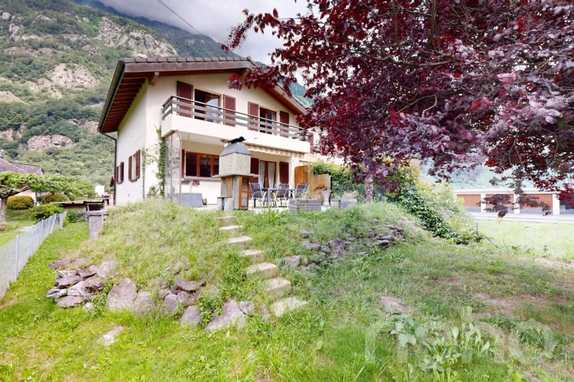 Maison mitoyenne au calme avec terrasse et garage