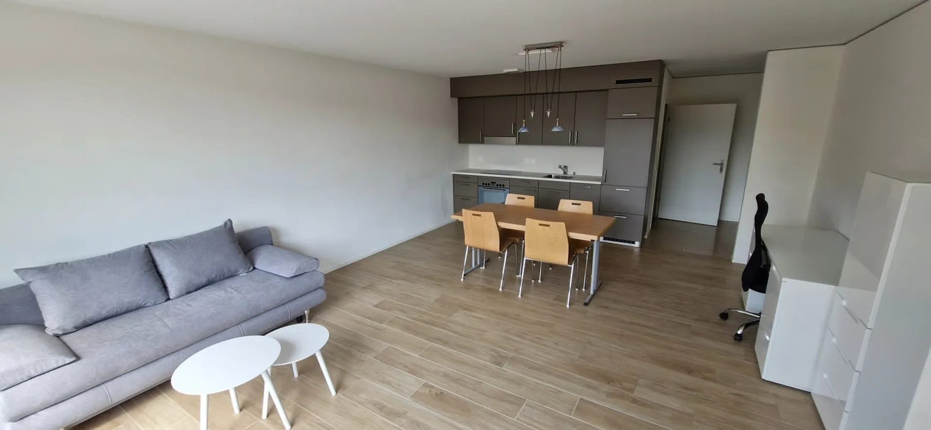 Moderne möbliertes 2.5-Zimmer-Apartment in Delémont – sofort verfügbar