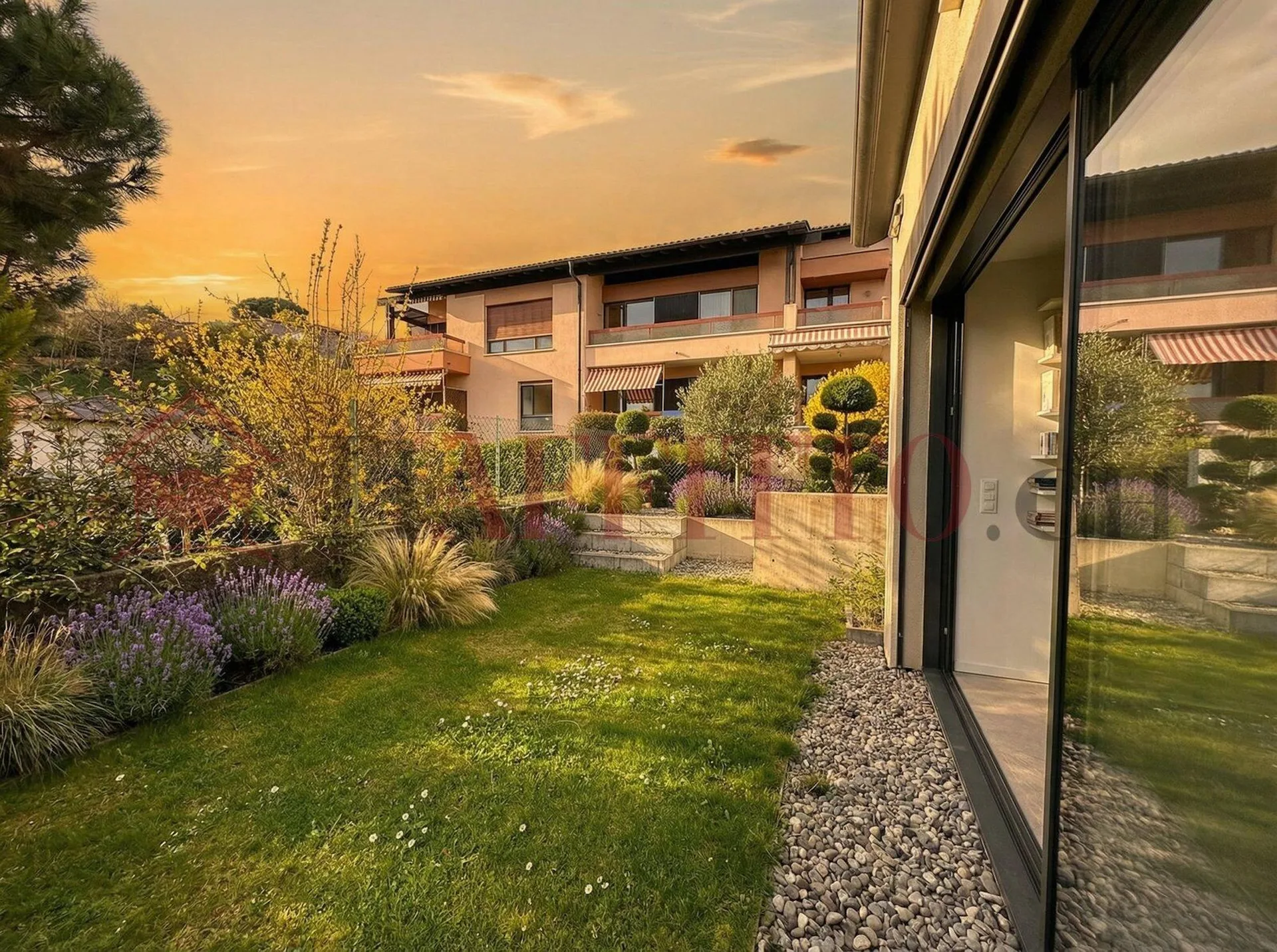Duplex moderne avec jardin privé à Comano