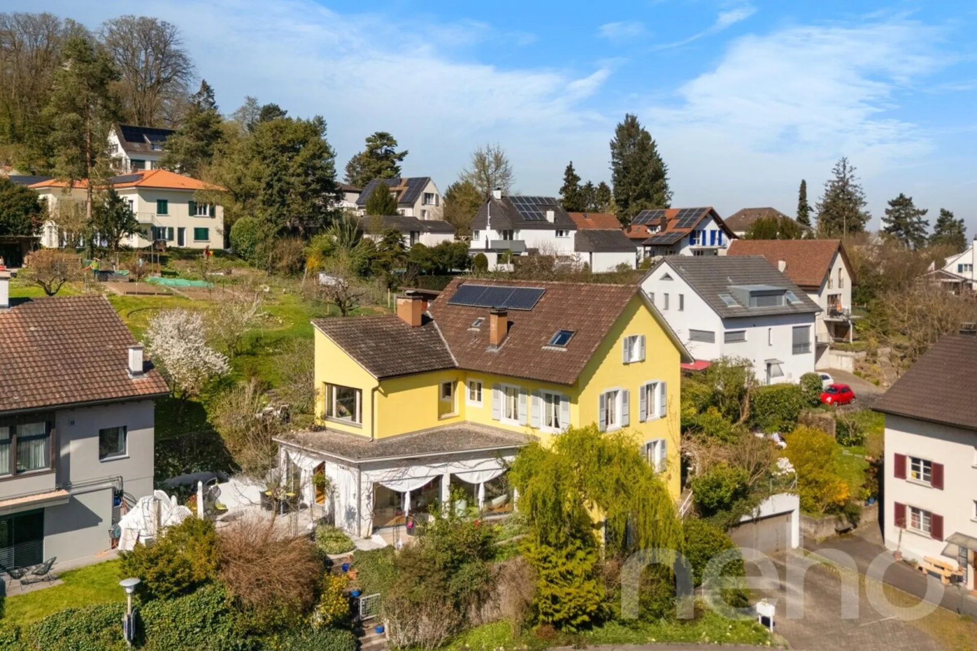 Geräumiges Zweifamilienhaus an zentrumsnaher Lage