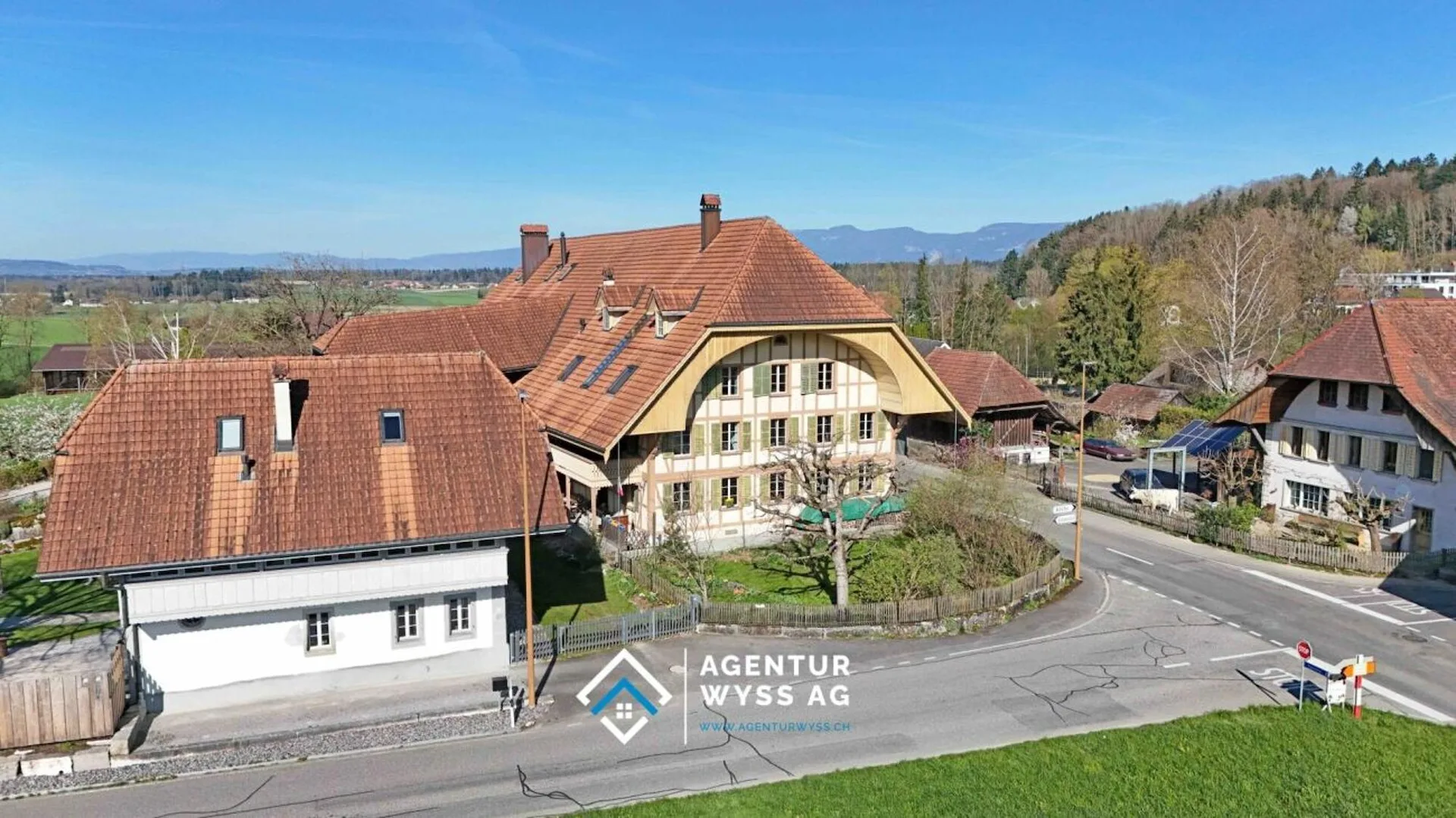 Grosszügige 8.5-Zimmer-Wohnung mit direktem Zugang zum Gewölbekeller nahe Herzogenbuchsee