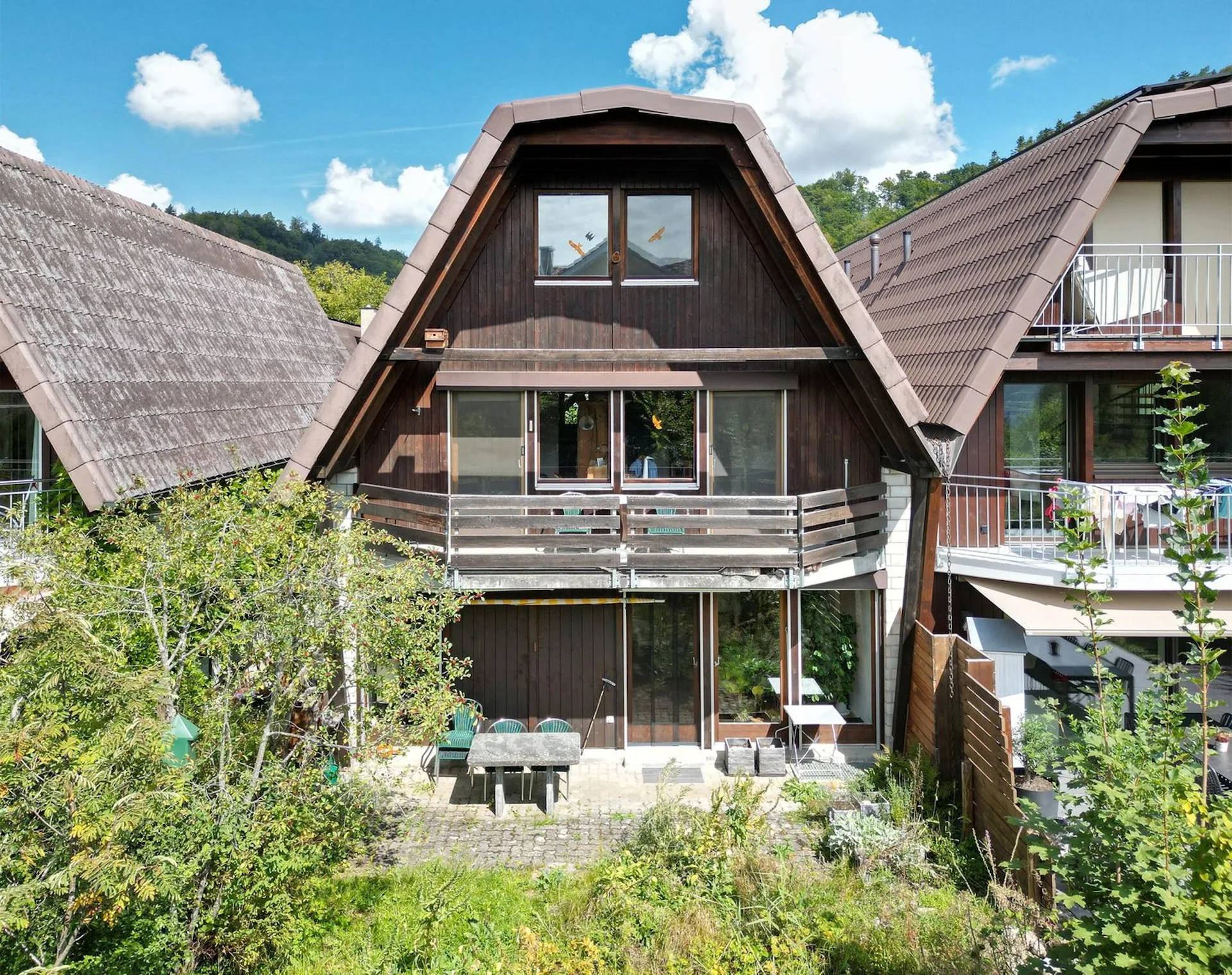 Grosses Doppeleinfamilienhaus in grüner Umgebung