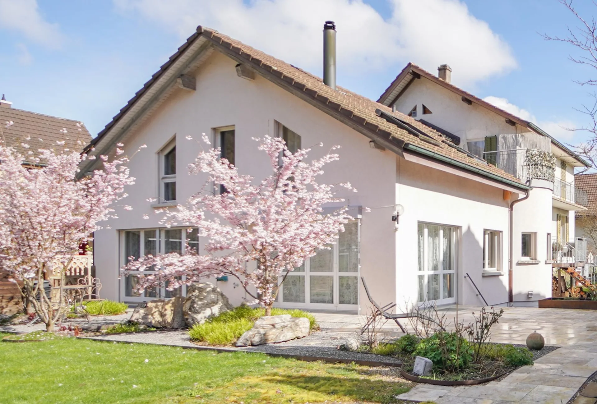 Renovated two-family house with plenty of space and a beautiful garden