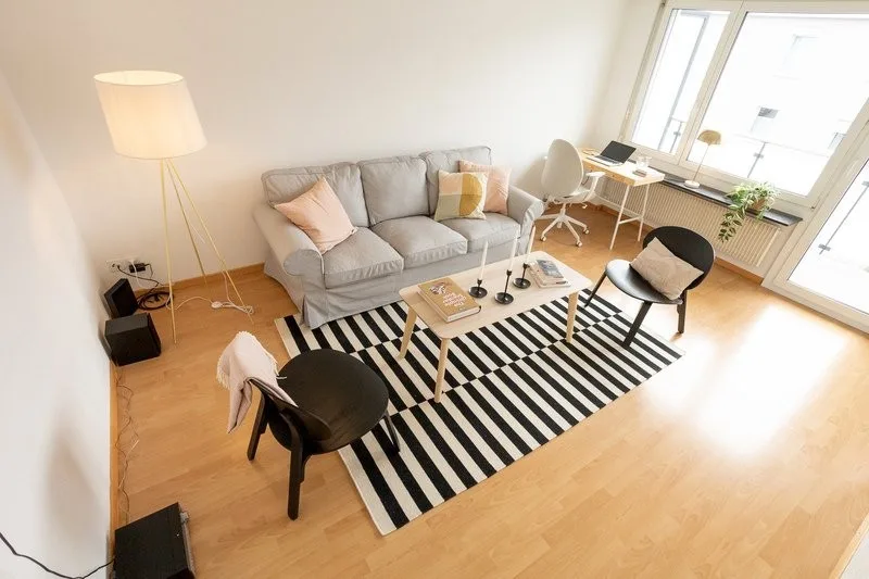 Möblierte 3.5-Zimmer-Wohnung mit Balkon, Parkplatz & All-In – ab sofort verfügbar