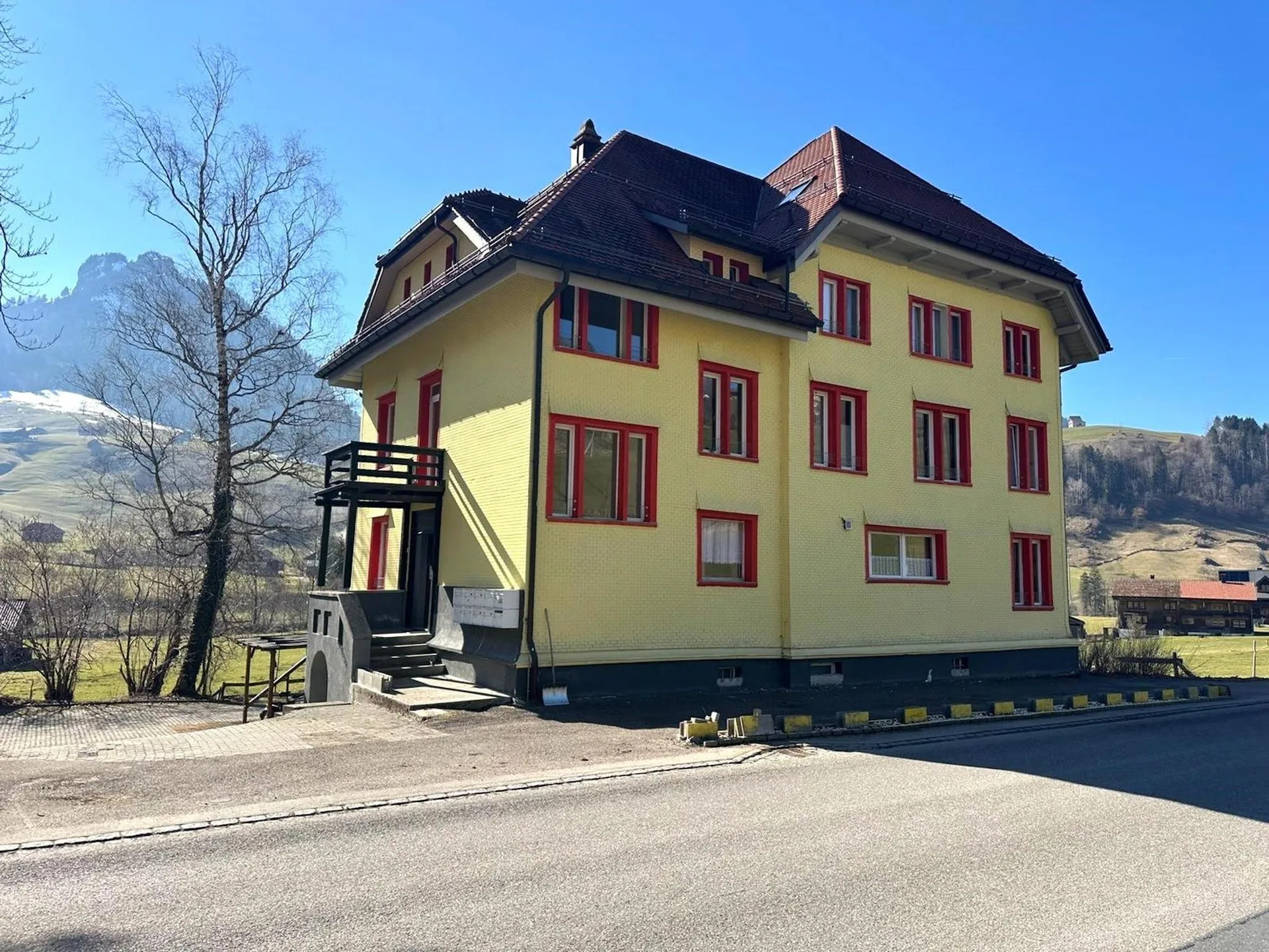 Appartamento soleggiato di 3 locali con balcone e vista sulle montagne