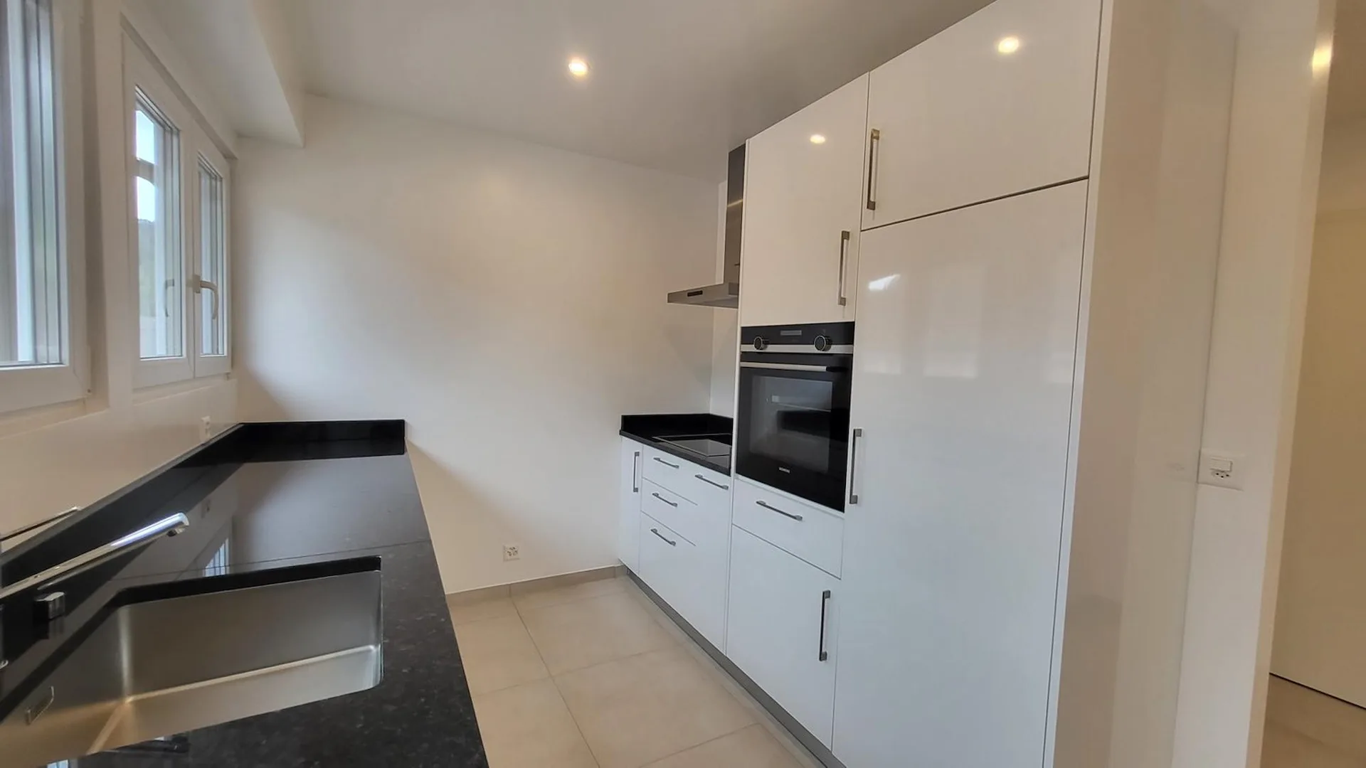 Charmante maison rénovée à Couvet avec balcon et parking 13, Couvet - Immeuble mixte à vendre