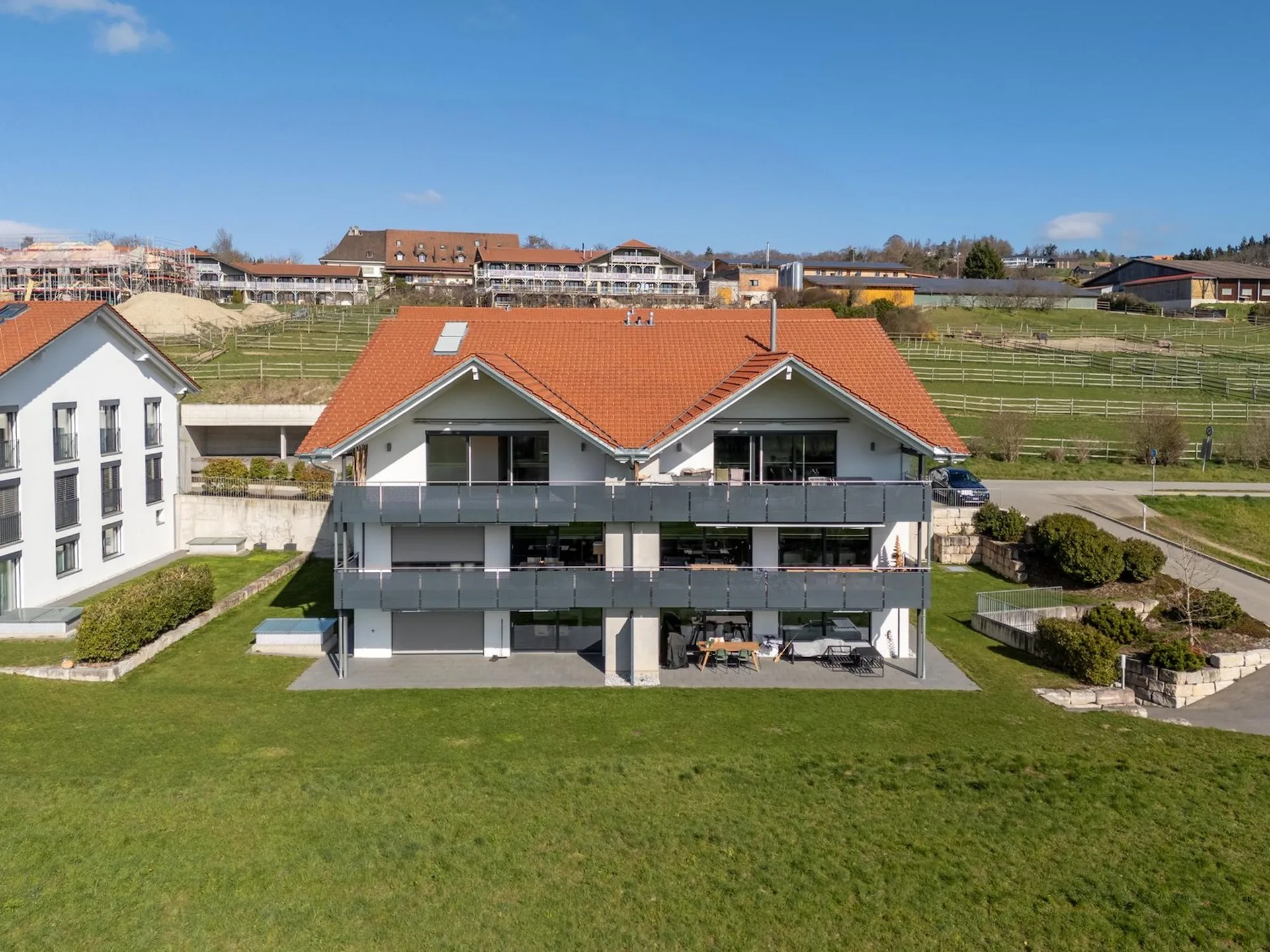 Attique 5.5 pièces avec grande terrasse et dégagement – 198 m² habitables