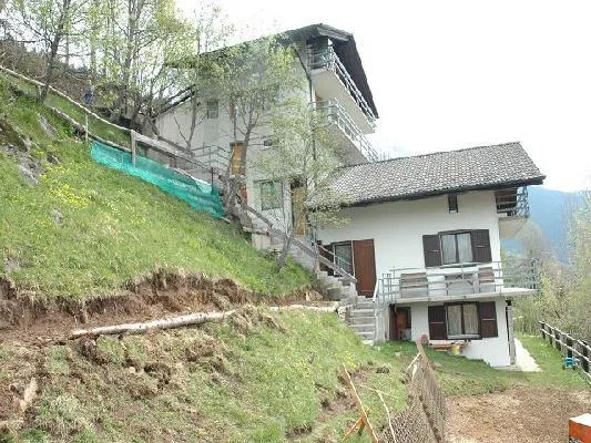 4-Familienhaus mit 2 x 3- und 2 x 4-Zgen