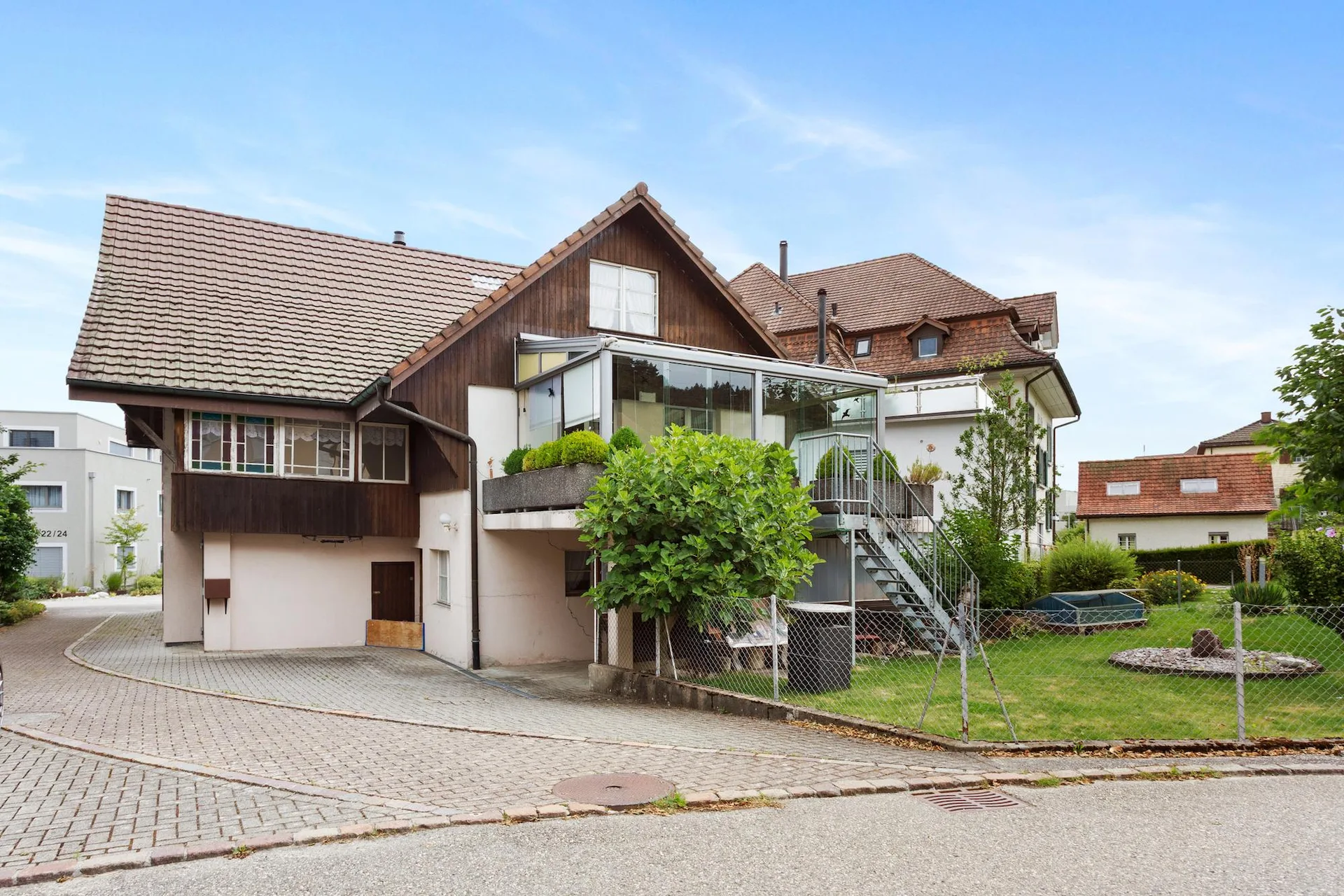 Large residential and commercial property - versatile use