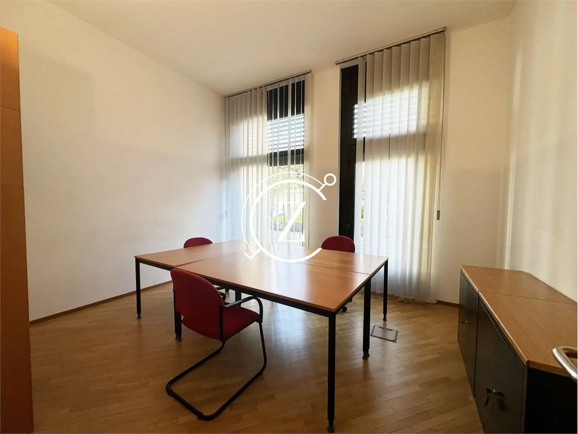 Ufficio arredato Lugano con vetrina utenze incluse