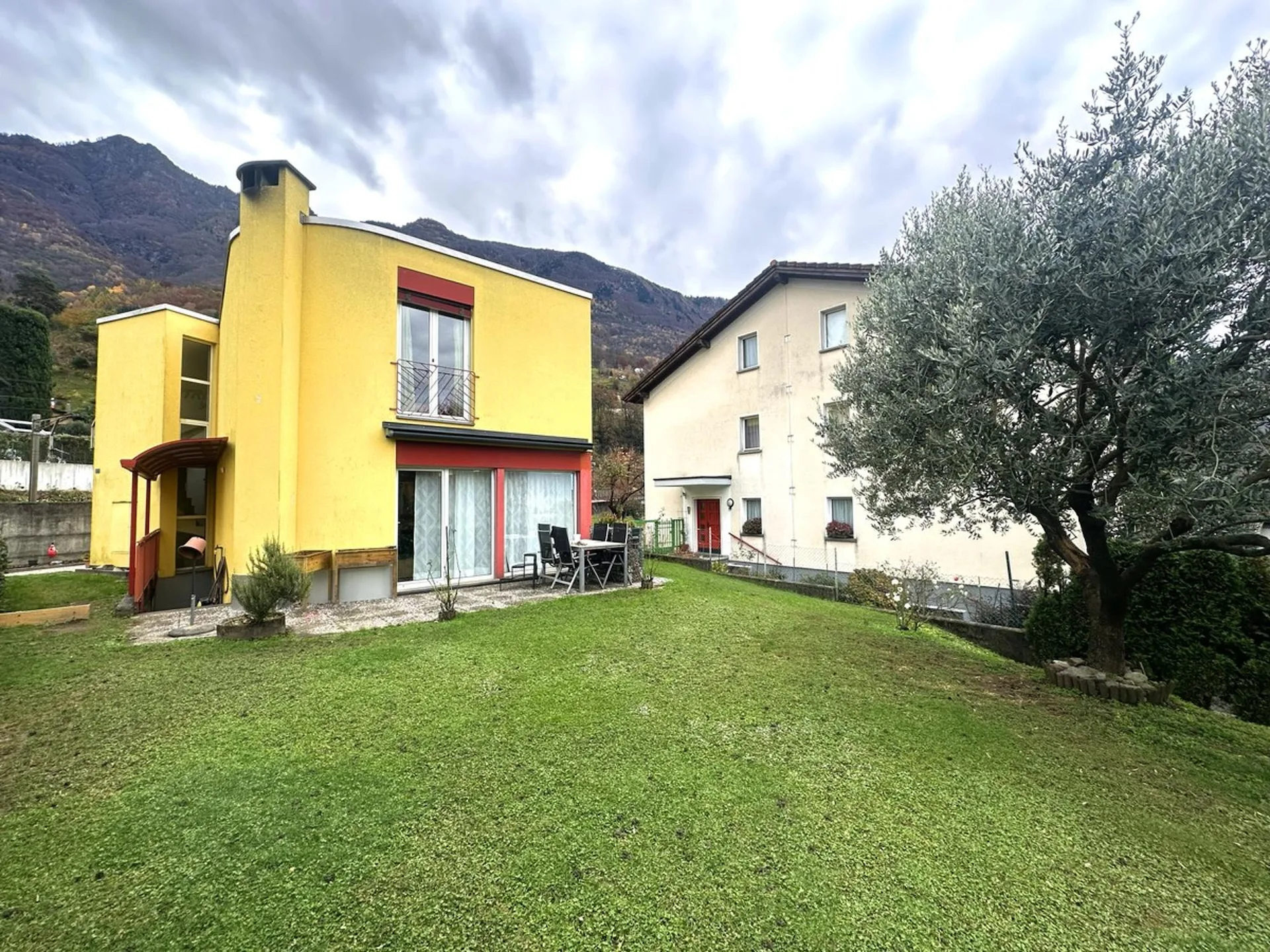 Single-family house with 4.5 rooms and large enclosed garden in Camorino