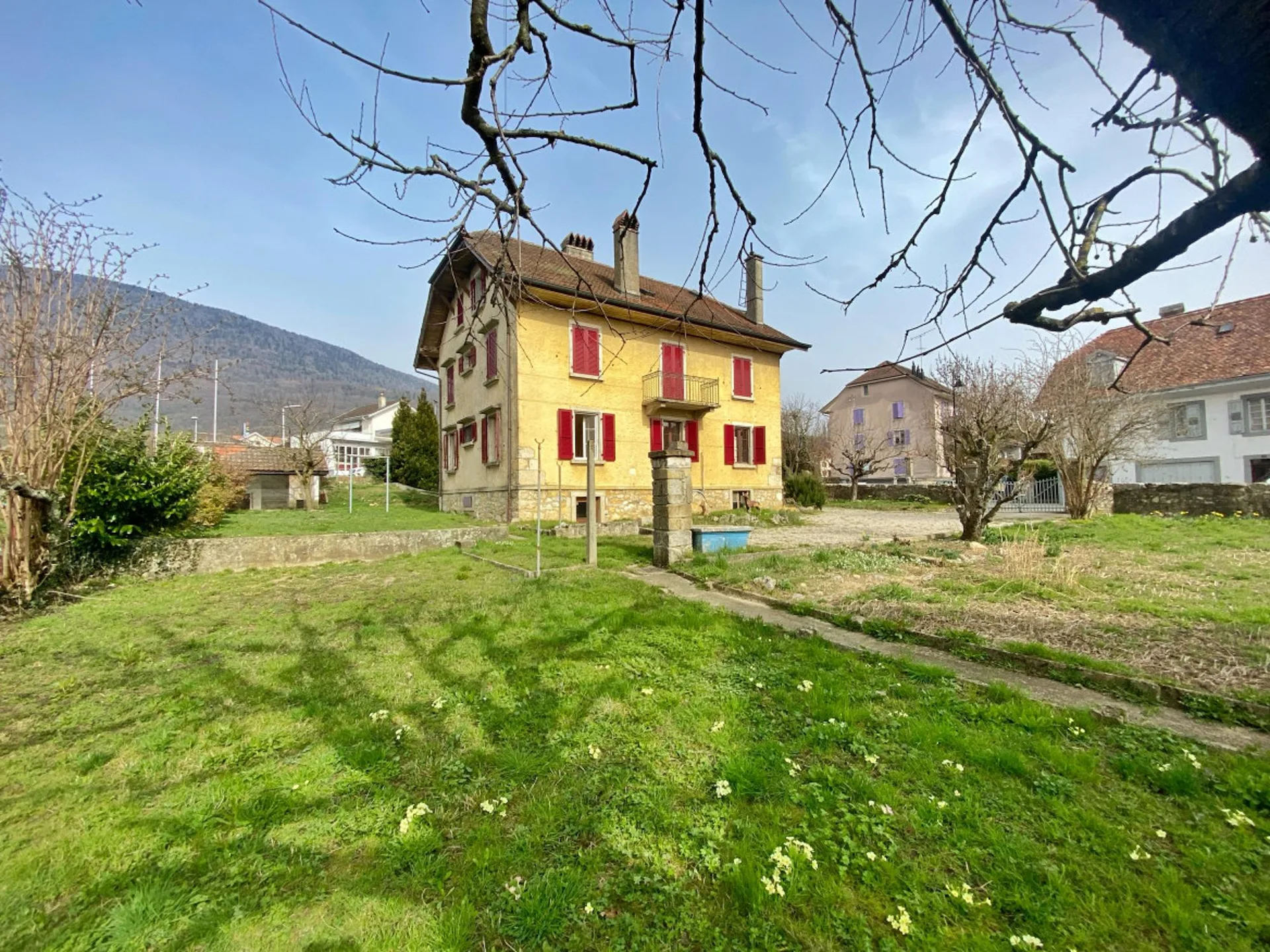 MAISON FAMILIALE (OU LOCATIVE) DE DEUX APPARTEMENTS AVEC GRAND JARDIN