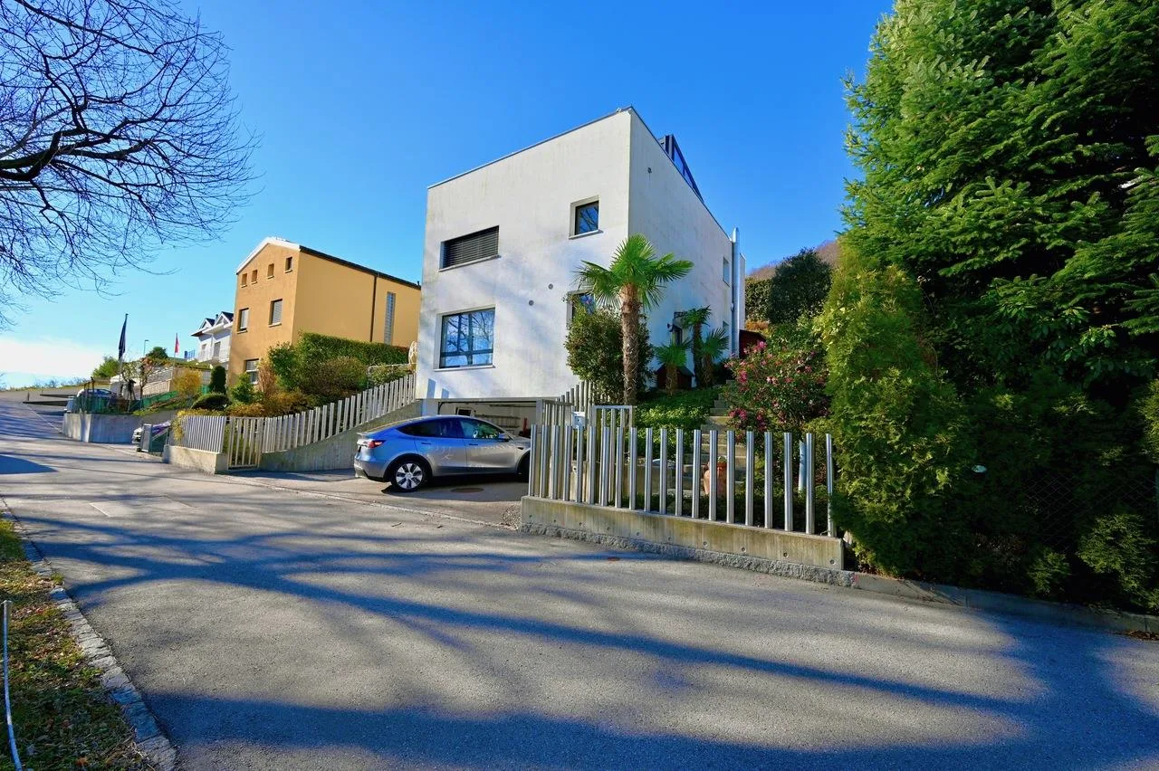 Moderna villa con piscina interna a Collina d’Oro