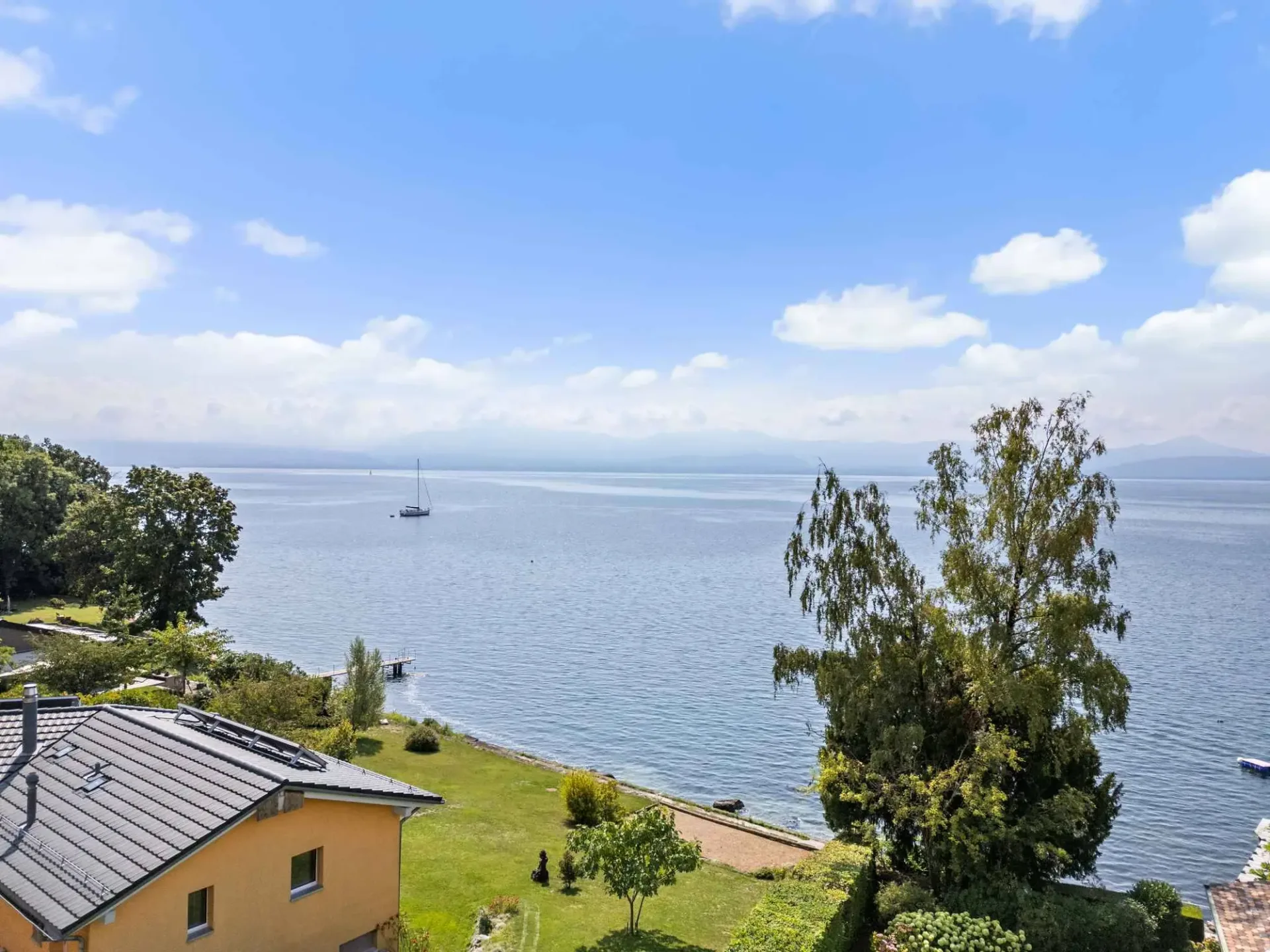 Villa idéalement située en première ligne de lac