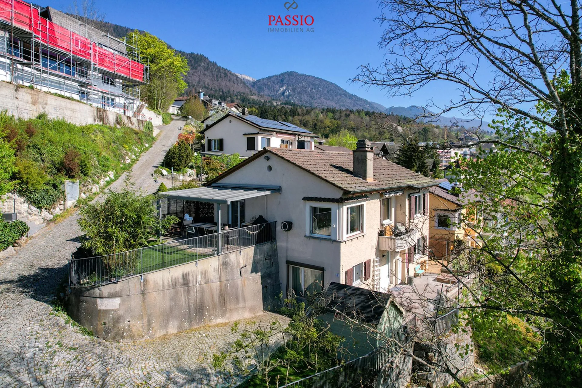Top maintained 5.5-room single-family house with unobstructed Alpine view
