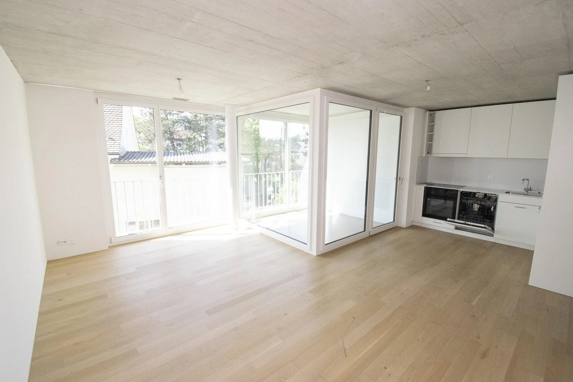 Moderne und helle 1.5 Zimmerwohnung mit eigenem Waschm/Tumbler Kombigerät