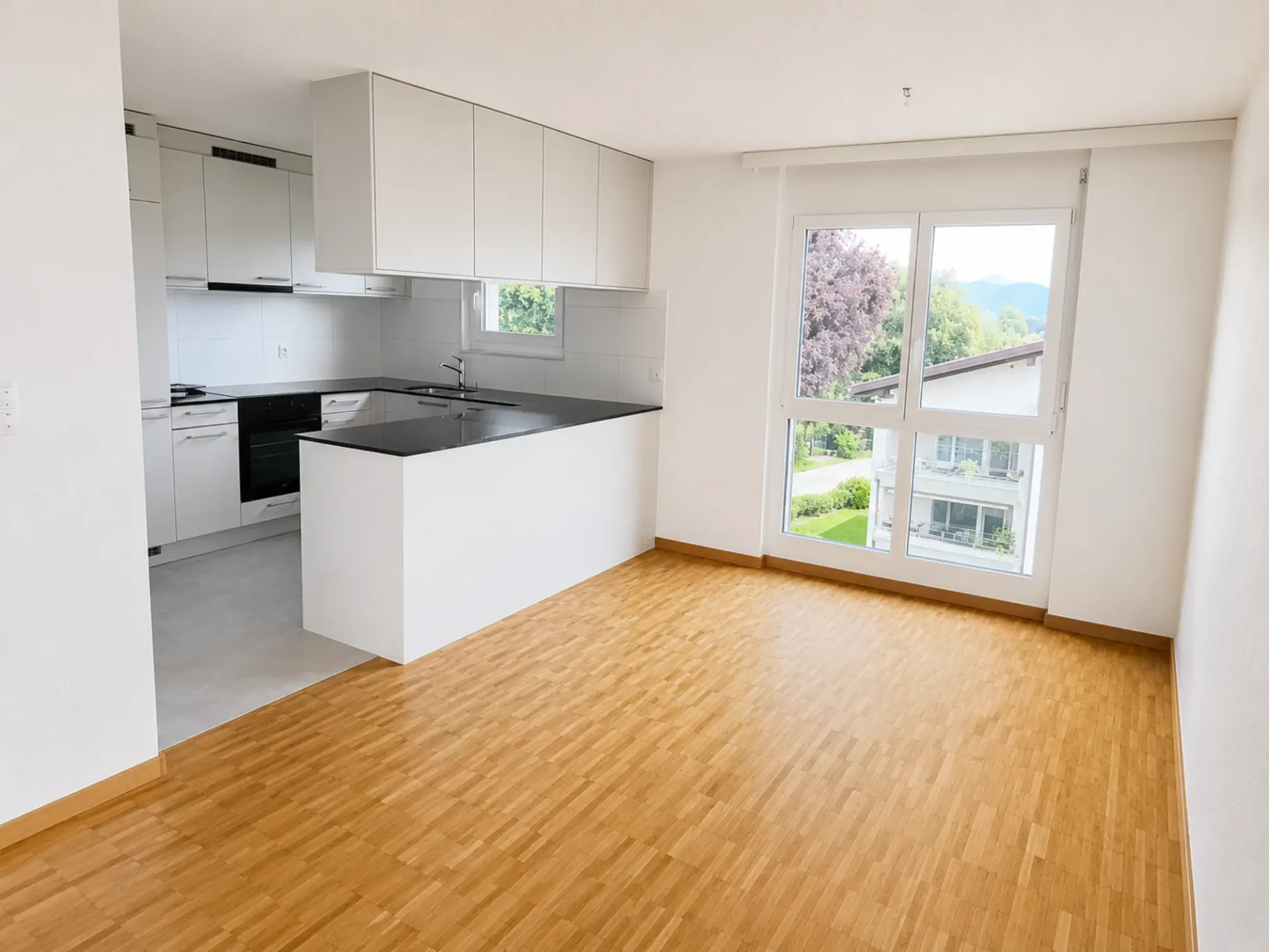 Helle Familienwohnung mit Balkon und 2 Bädern / 2 Parkplätze möglich