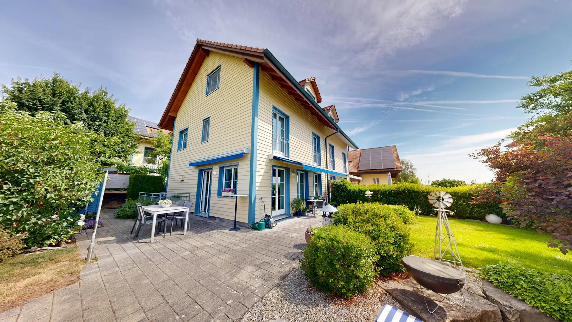 Casa a schiera ben curata con giardino bellissimo