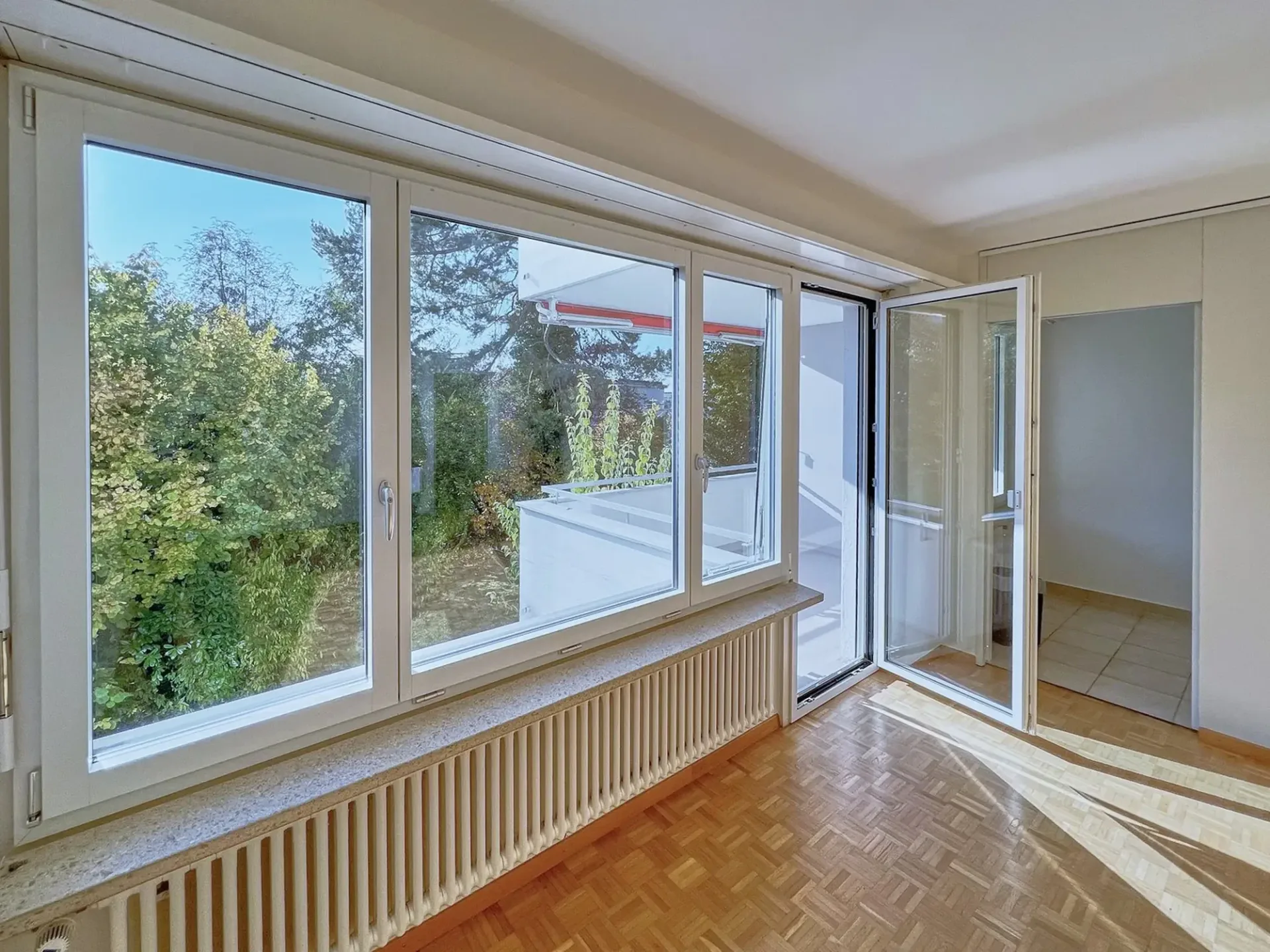 Appartement de ville de 1,5 pièces avec grand balcon dans un quartier calme (avec place de parking souterrain)