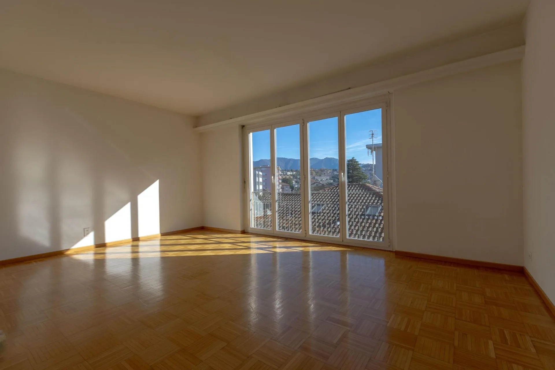 GELEGENHEIT - HELLES 3.5 ZIMMER-WOHNUNG IM VORLETZTEN STOCK IN CHIASSO