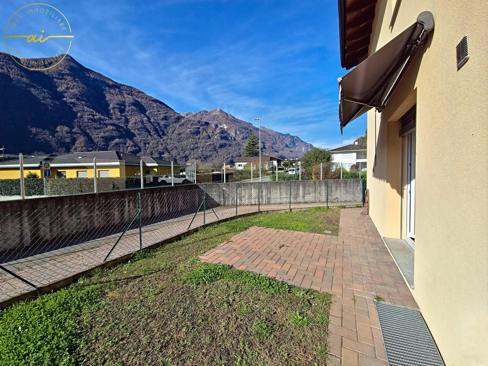 SPLENDIDA CASA DI TESTA CON GIARDINO PRIVATO A CRESCIANO