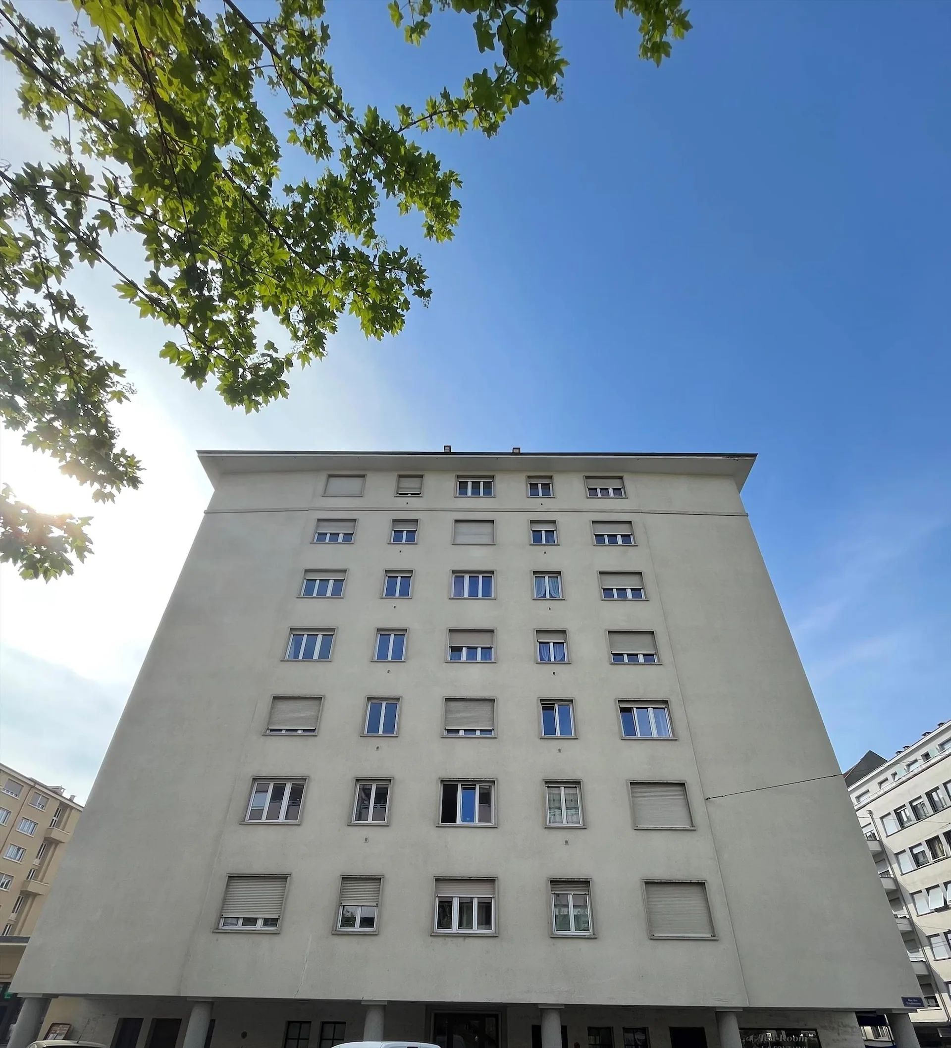 Four-room apartment located in the St Jean neighborhood