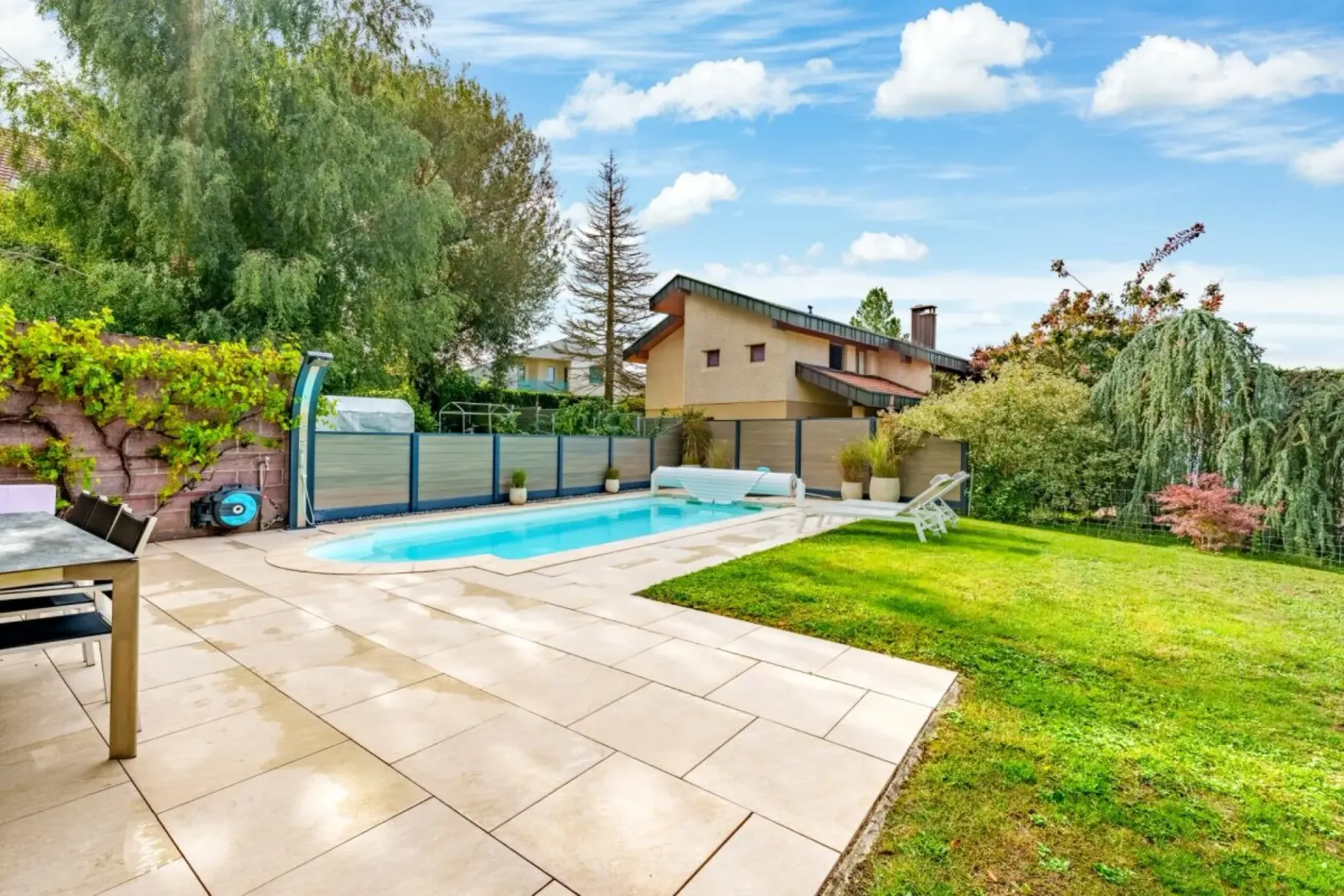 Villa d'architecte de 7.5 pièces avec piscine chauffée et jacuzzi