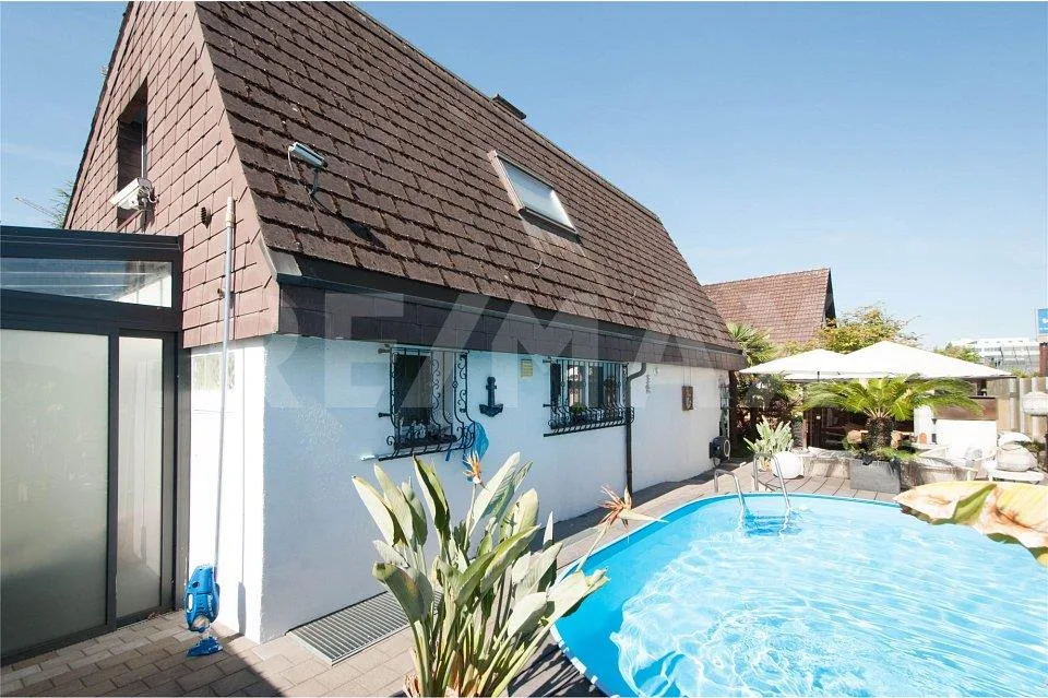 Gepflegtes Einfamilienhaus mit Wintergarten und Pool