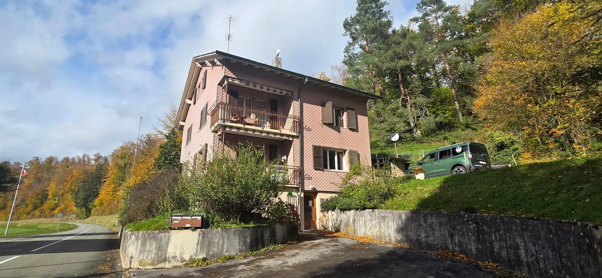 Immeuble de rendement avec 3 appartements et surface verte de 1'400m2