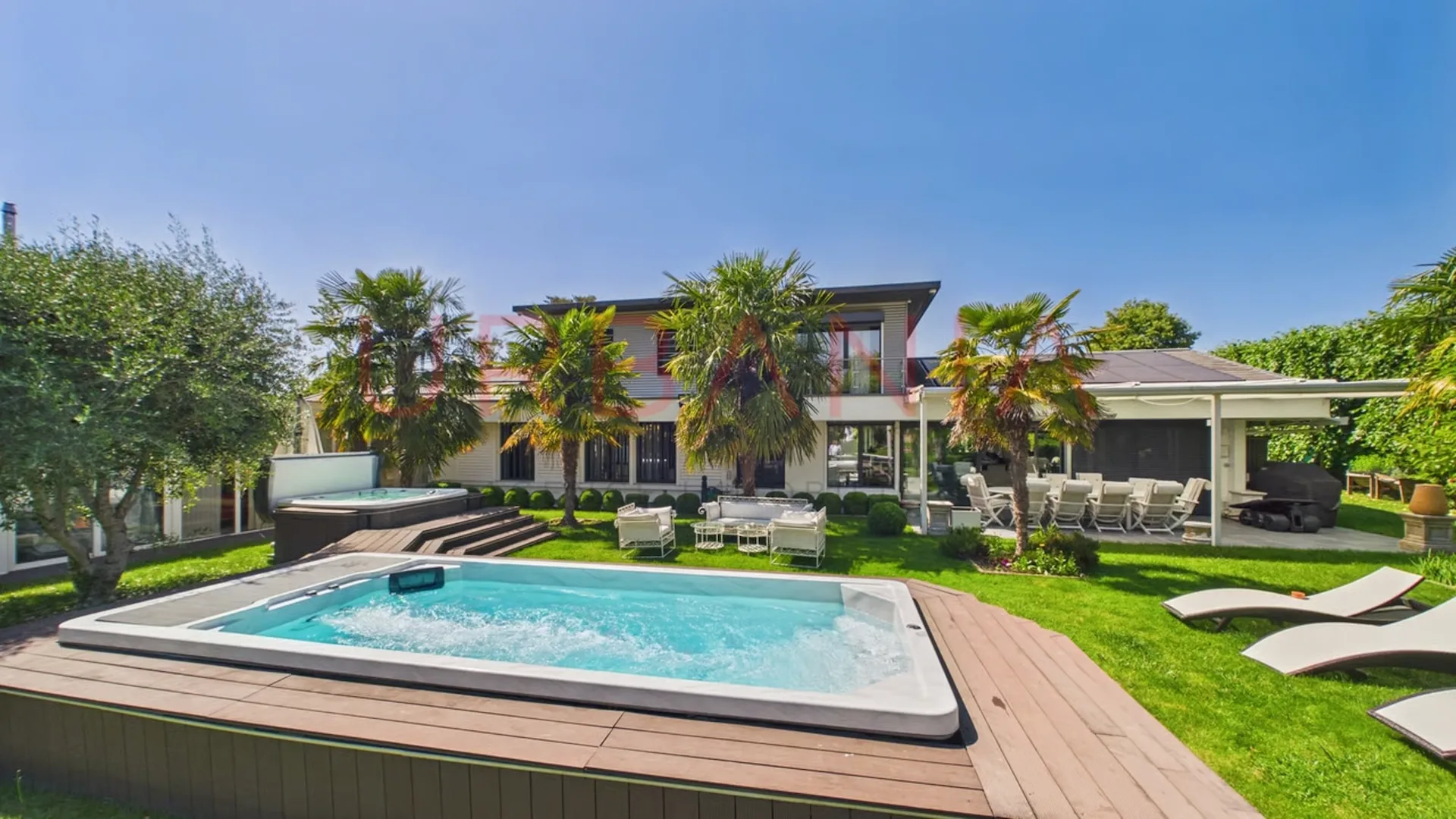 Villa familiale rénovée avec piscine et grand terrain