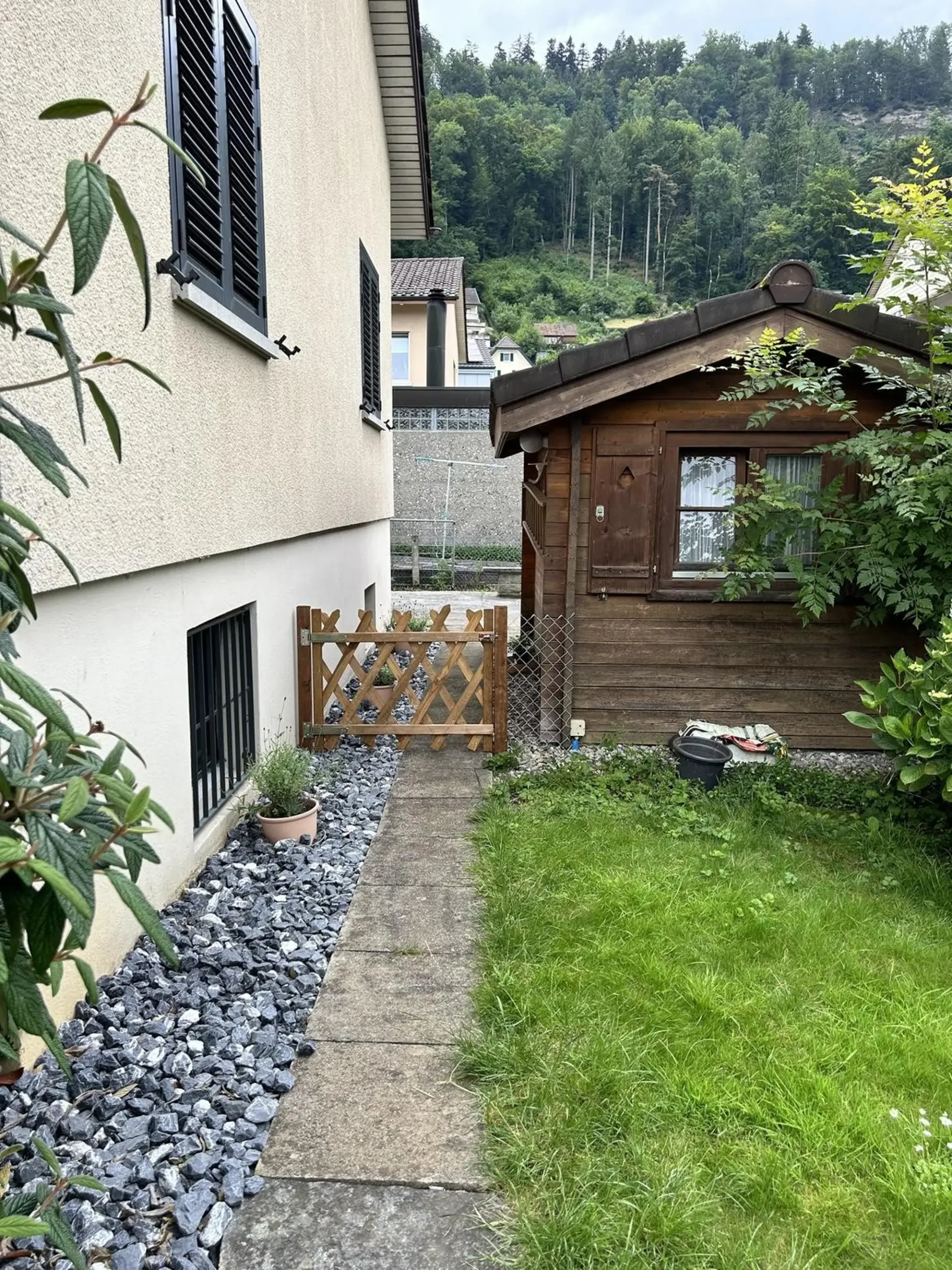 Exklusives, freistehendes Einfamilienhaus im Hochparterre mit grossem Garten in Brugg