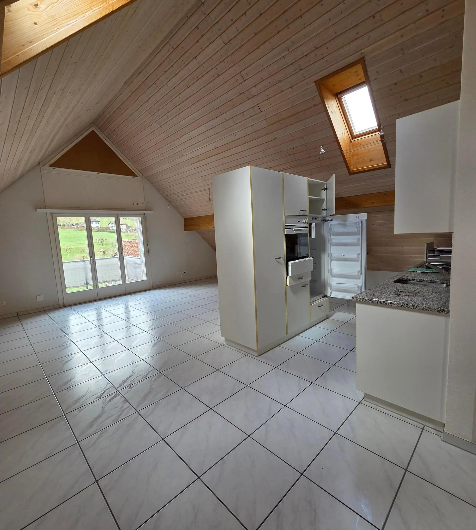 Charmante 2.5-Zimmer-Dachwohnung in ruhiger Lage von Laupersdorf