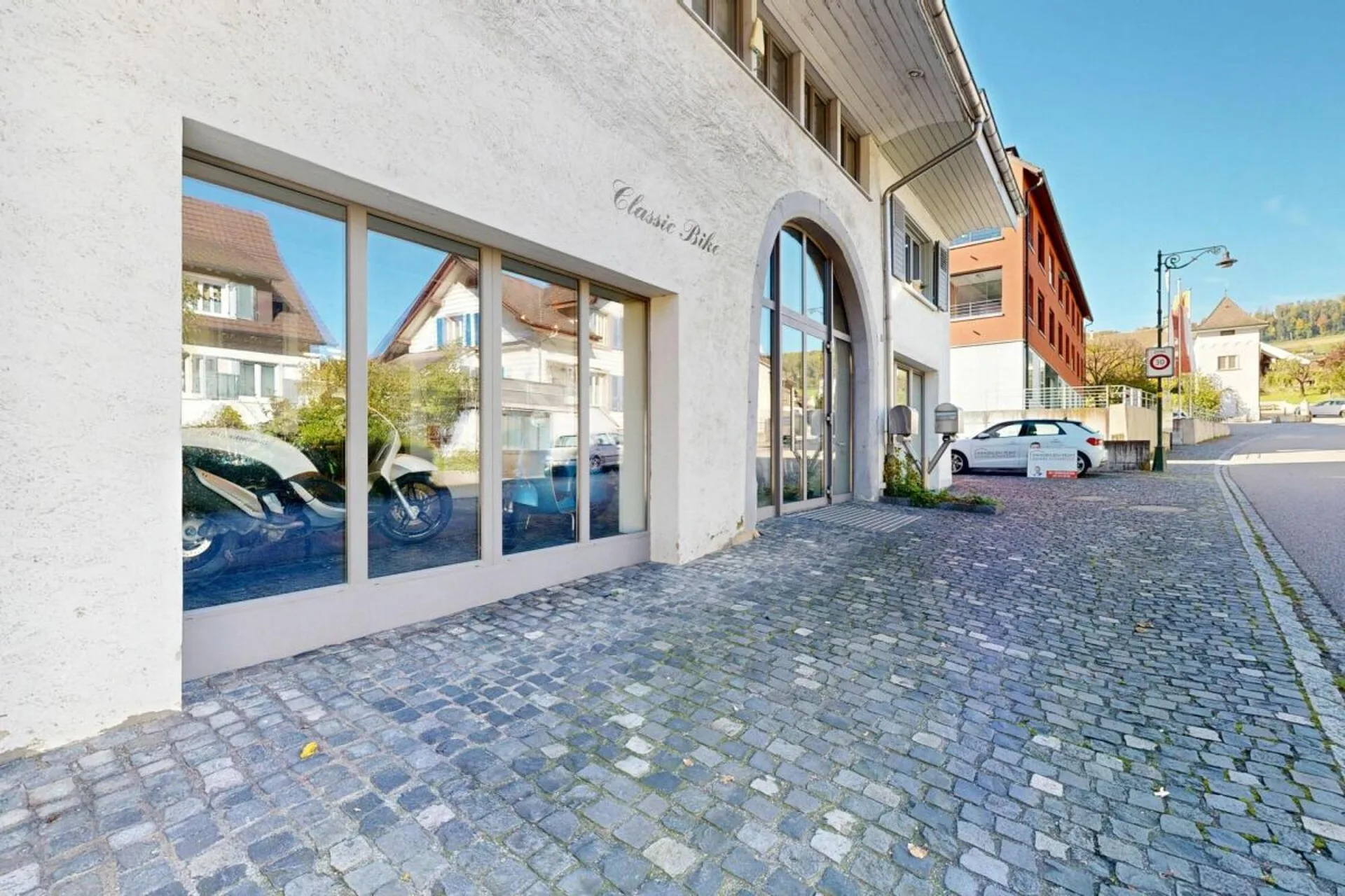 Proprietà commerciale e residenziale con diverse comodità
