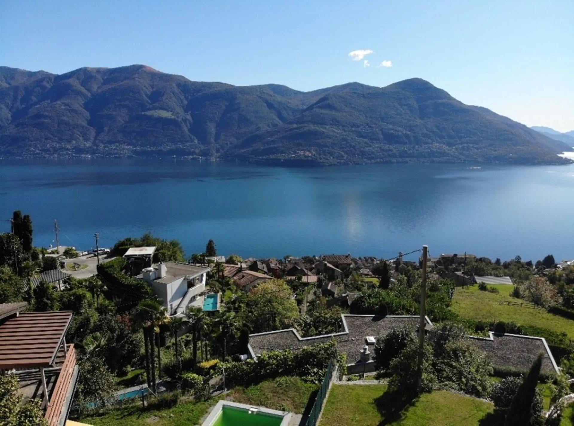 Grand appartement studio, avec terrasse, 1 place de parking et belle vue sur le lac