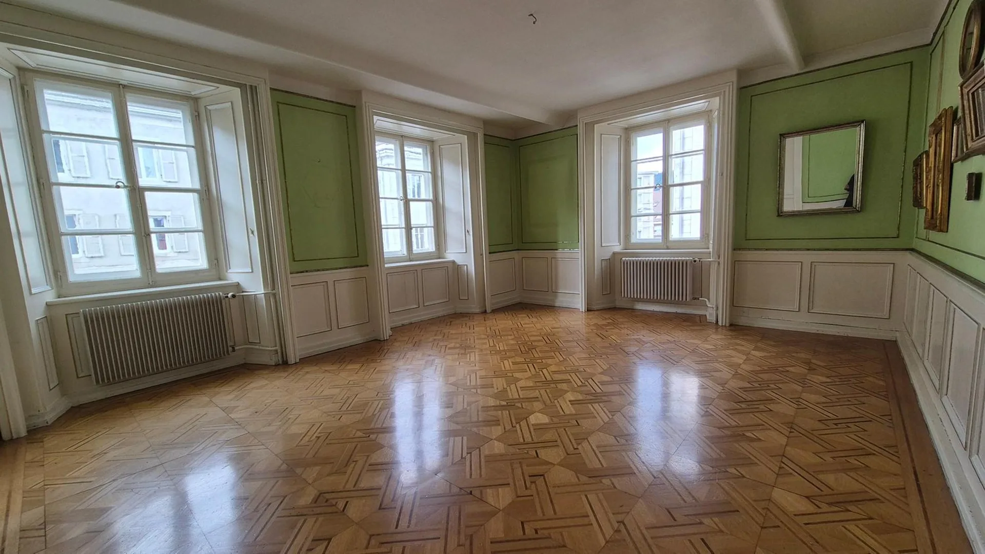 NEW PRICE Large 4.5-room apartment with character located in the city center.