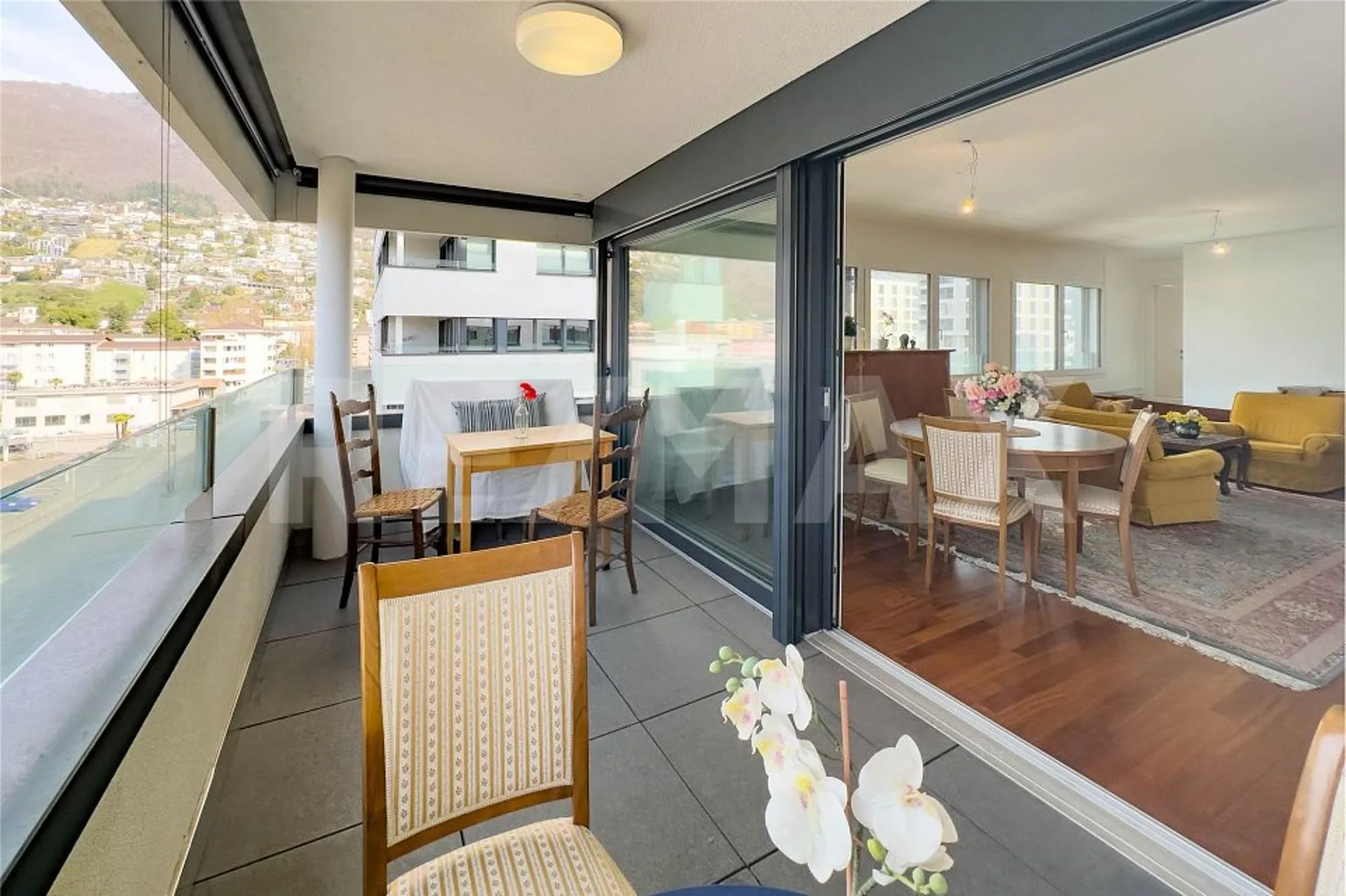 3,5 Zimmerwohnung mit Blick auf den See, kürzlich renoviert, mit überdachtem Pool und Sauna.