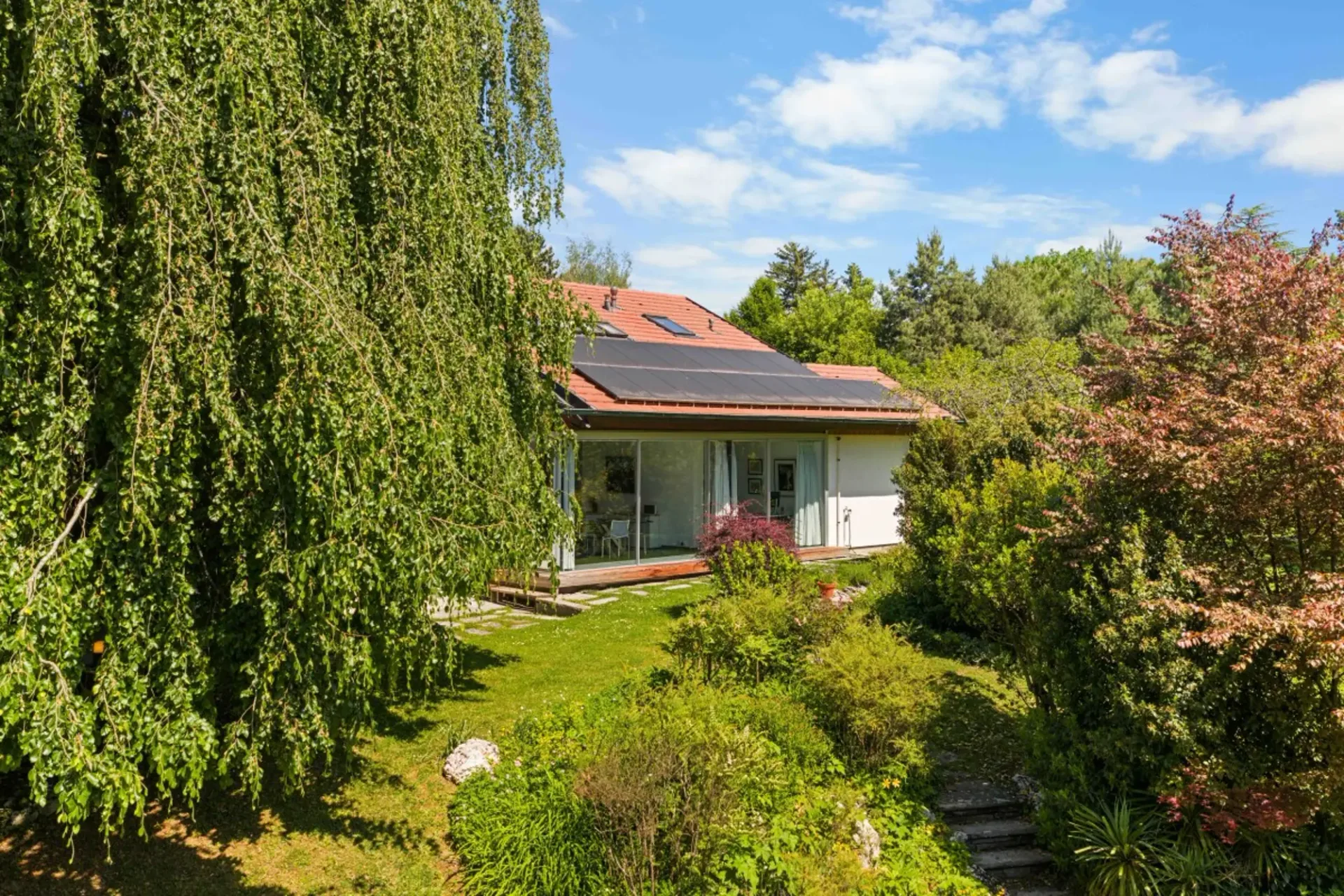 Haus umgeben von majestätischen Bäumen