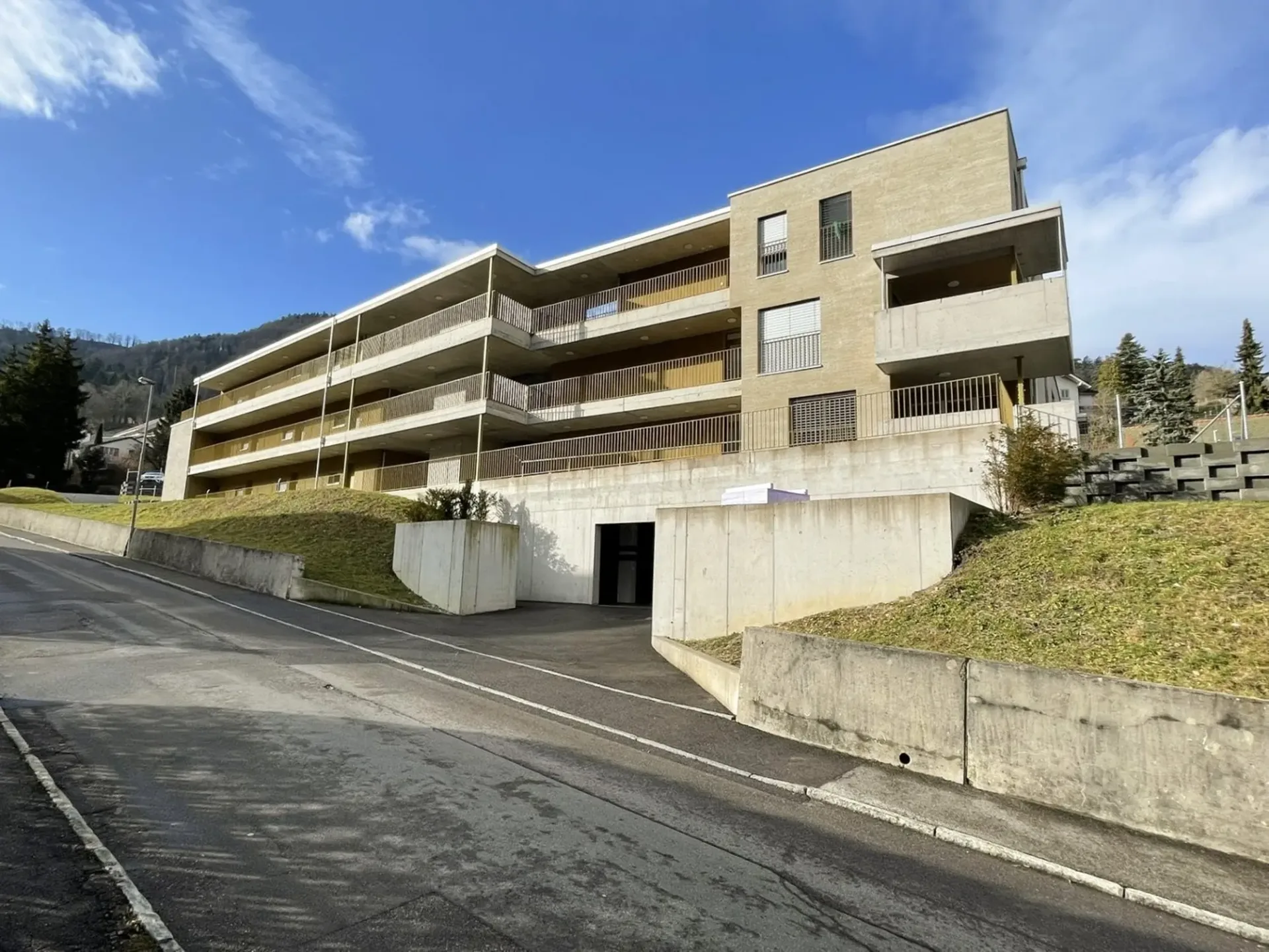 Moderne 2½-Zimmer-Attikawohnung mit grosszügiger Terrasse in Waldenburg