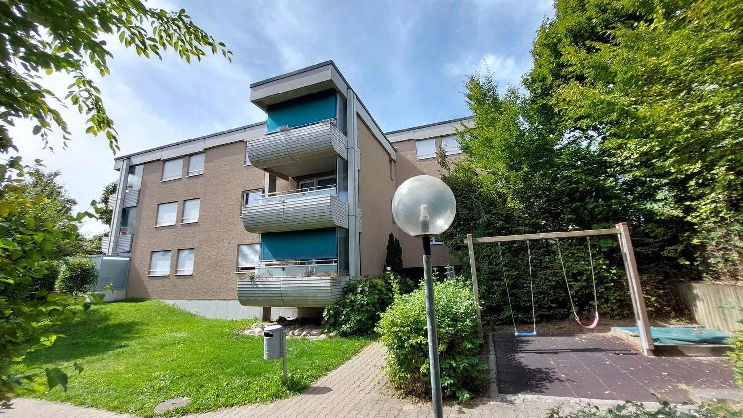 Grosse 3.5-ZW à 102 m² zuoberst im 3. OG