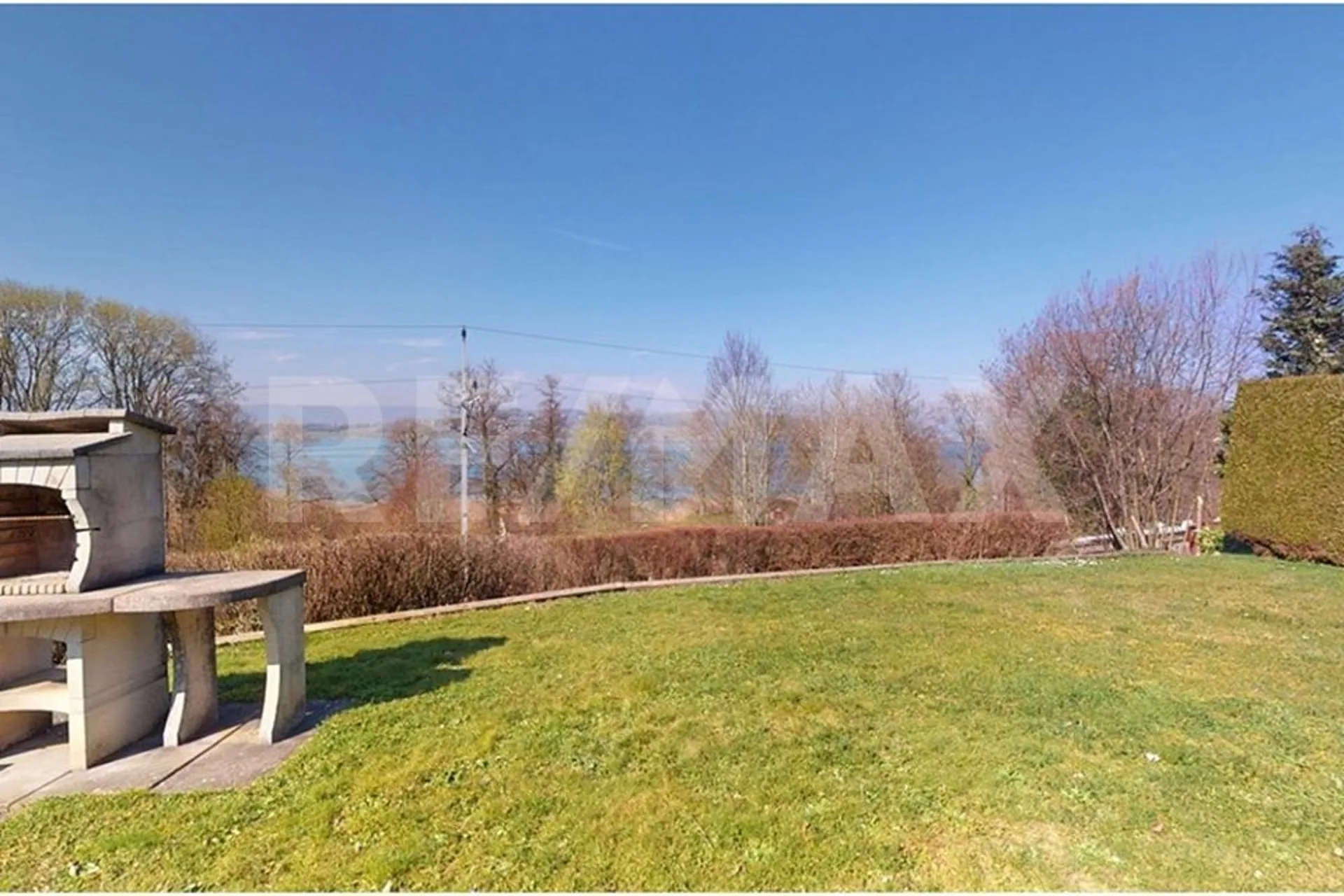 Paradies mit Blick auf den Murtensee zwei Wohnungen, Garten & viel Charme
