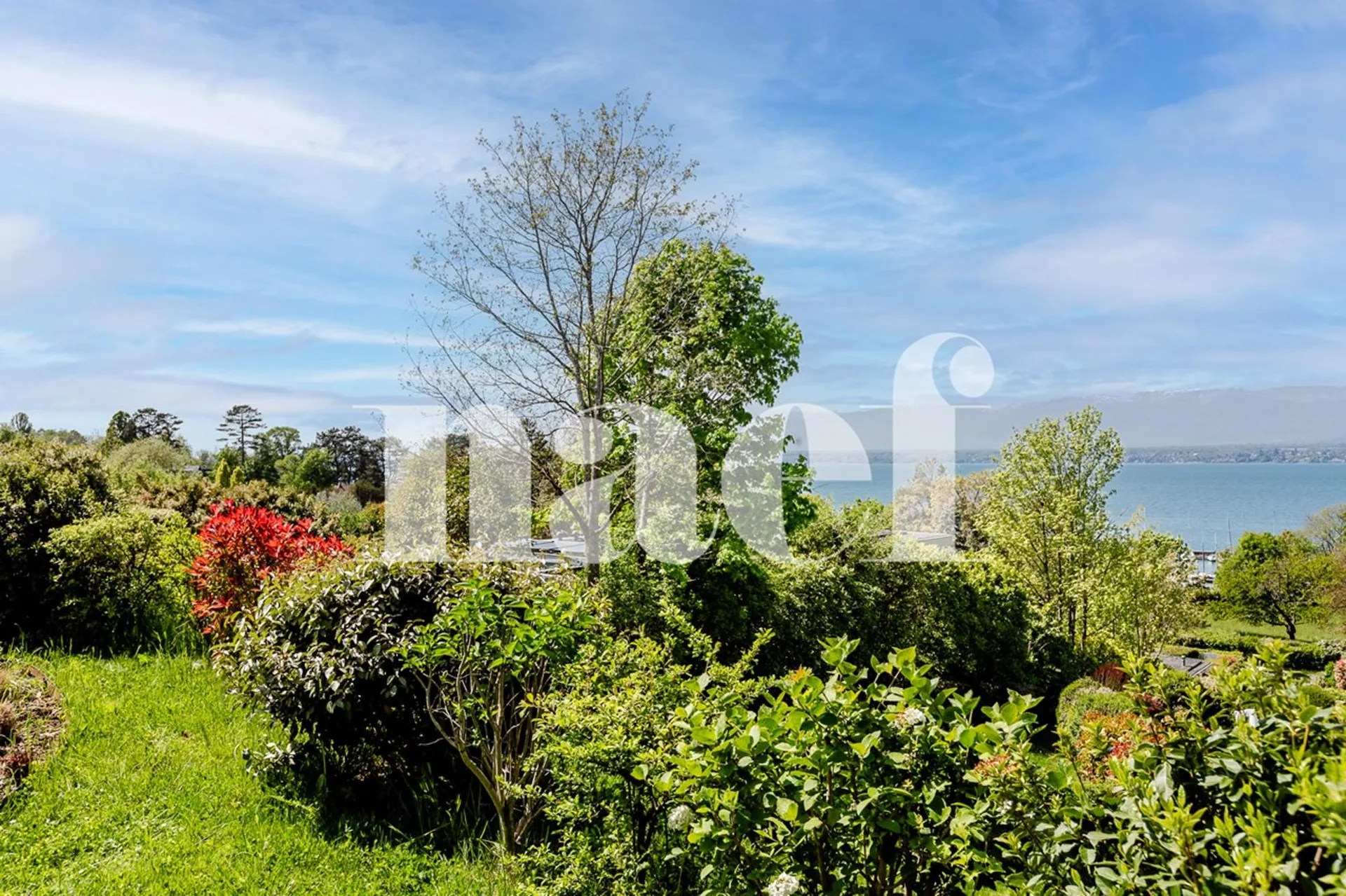Moderne rez-de-jardin avec superbe vue lac.