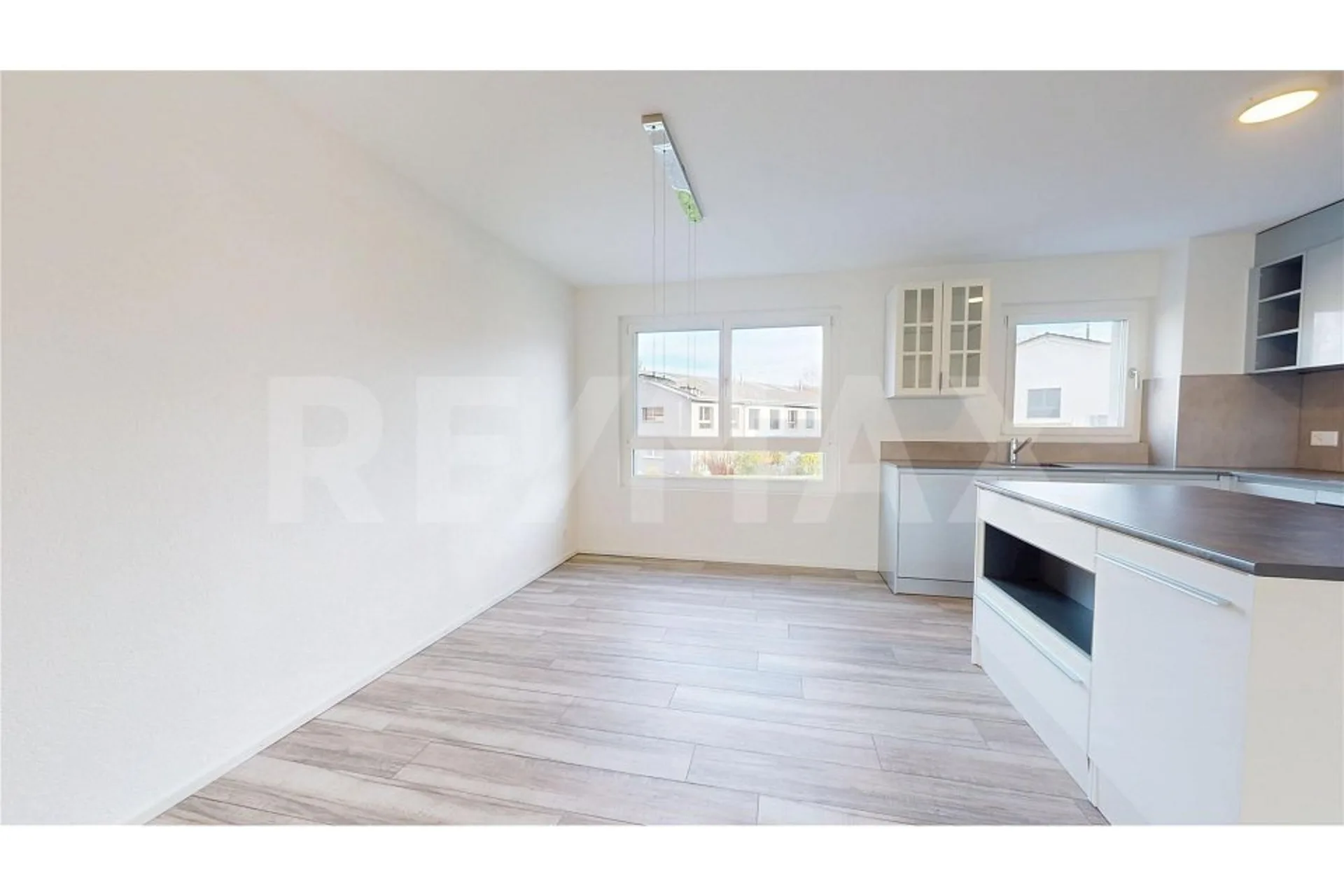 Magnifico 3,5 locali di 100 m2, a 15 minuti dal centro di Friburgo / Esclusiva RE/MAX