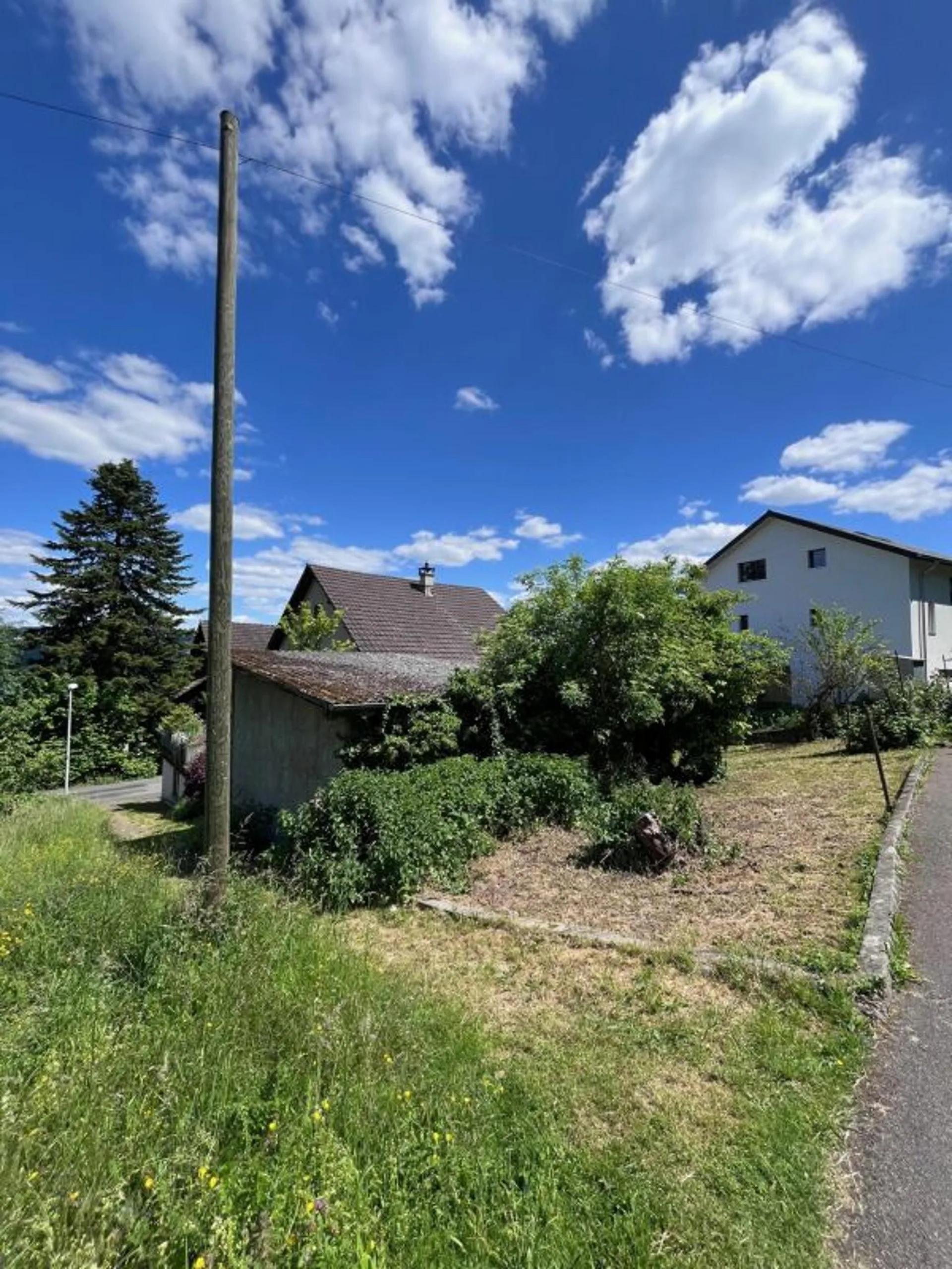 Proprietà vecchia che richiede una ristrutturazione con riserva di terreno edificabile