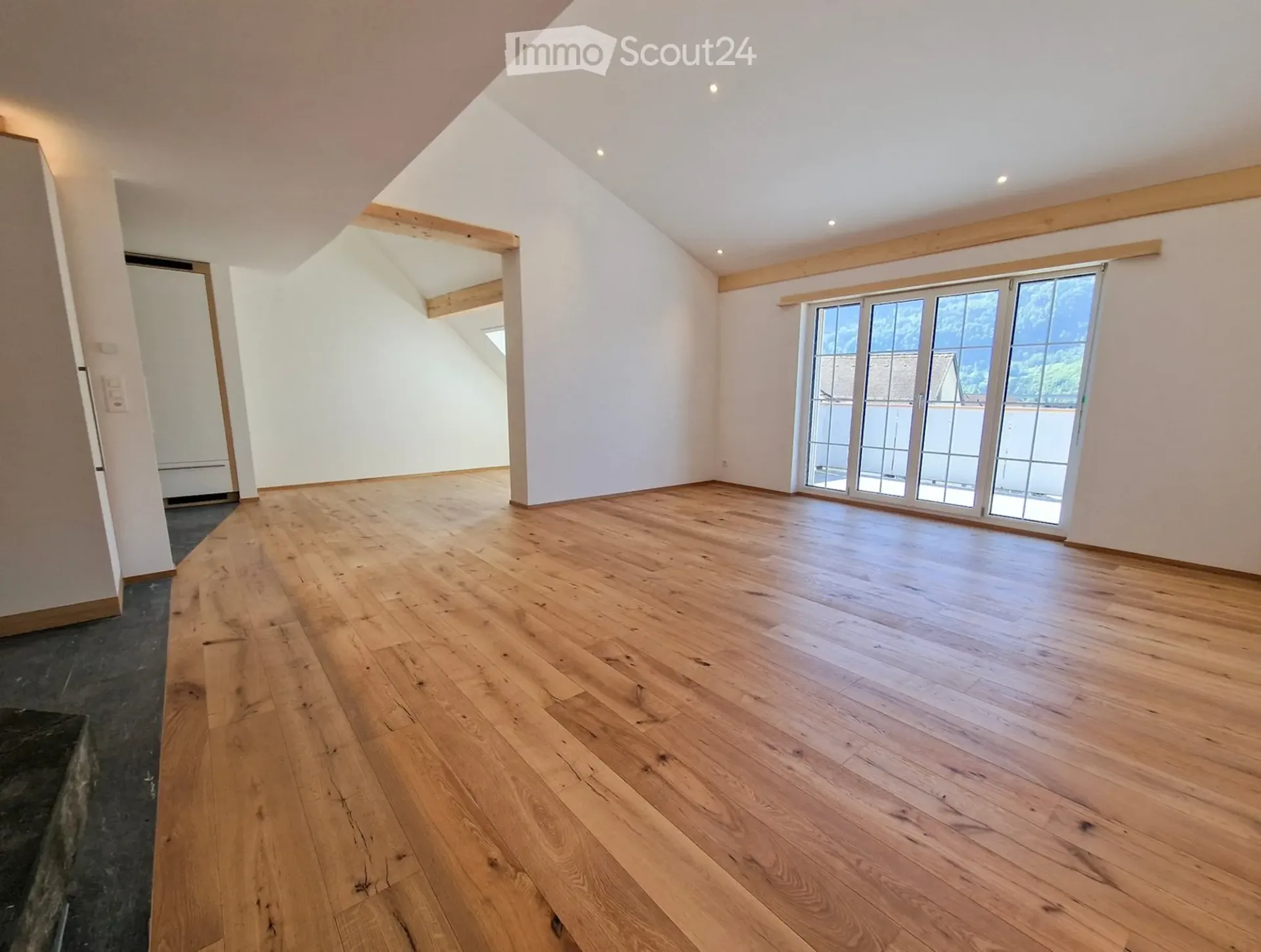 Einziehen und geniessen – komplett renovierte 3-Zimmer Dachwohnung (Maisonette)