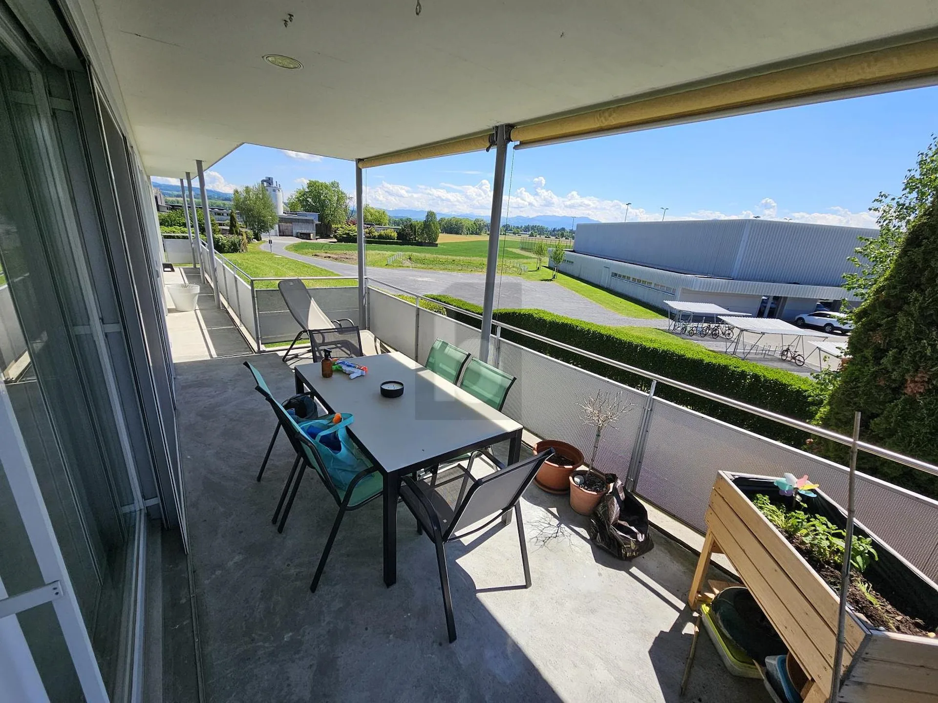 ATTRAKTIV MIT GROSSEM, SONNIGEM BALKON
