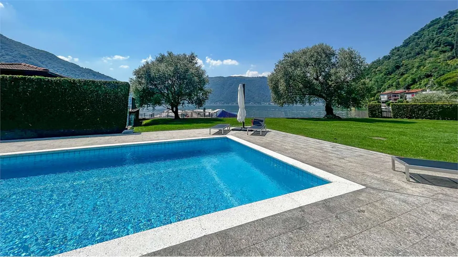 ESCLUSIVA VILLA SECONDARIA  CON ACCESSO DIRETTO AL LAGO
