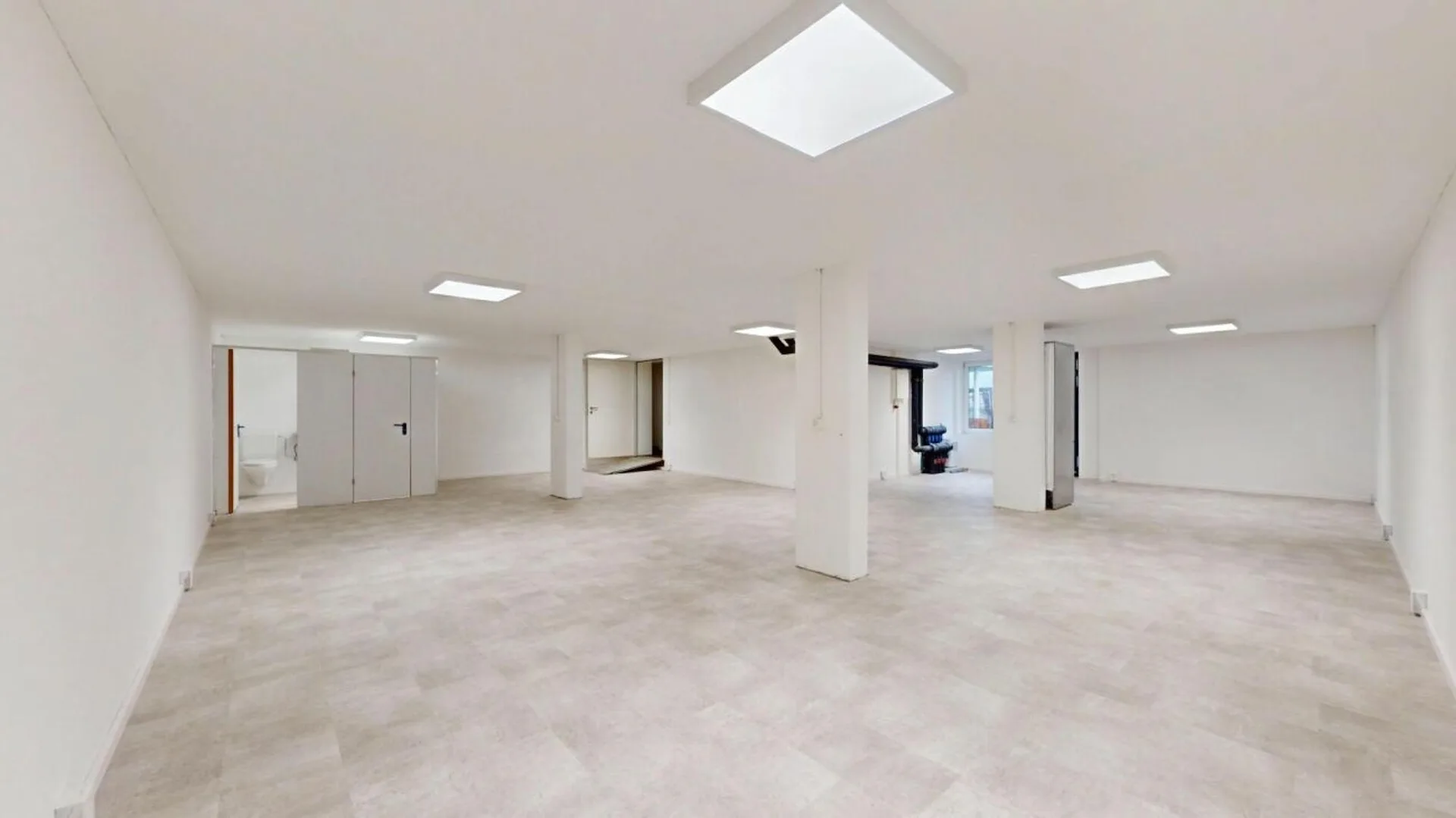 Viel Raum für Ihre Ideen - 96 m² Hobby- / Lagerfläche mit eigener Toilette & Terrasse