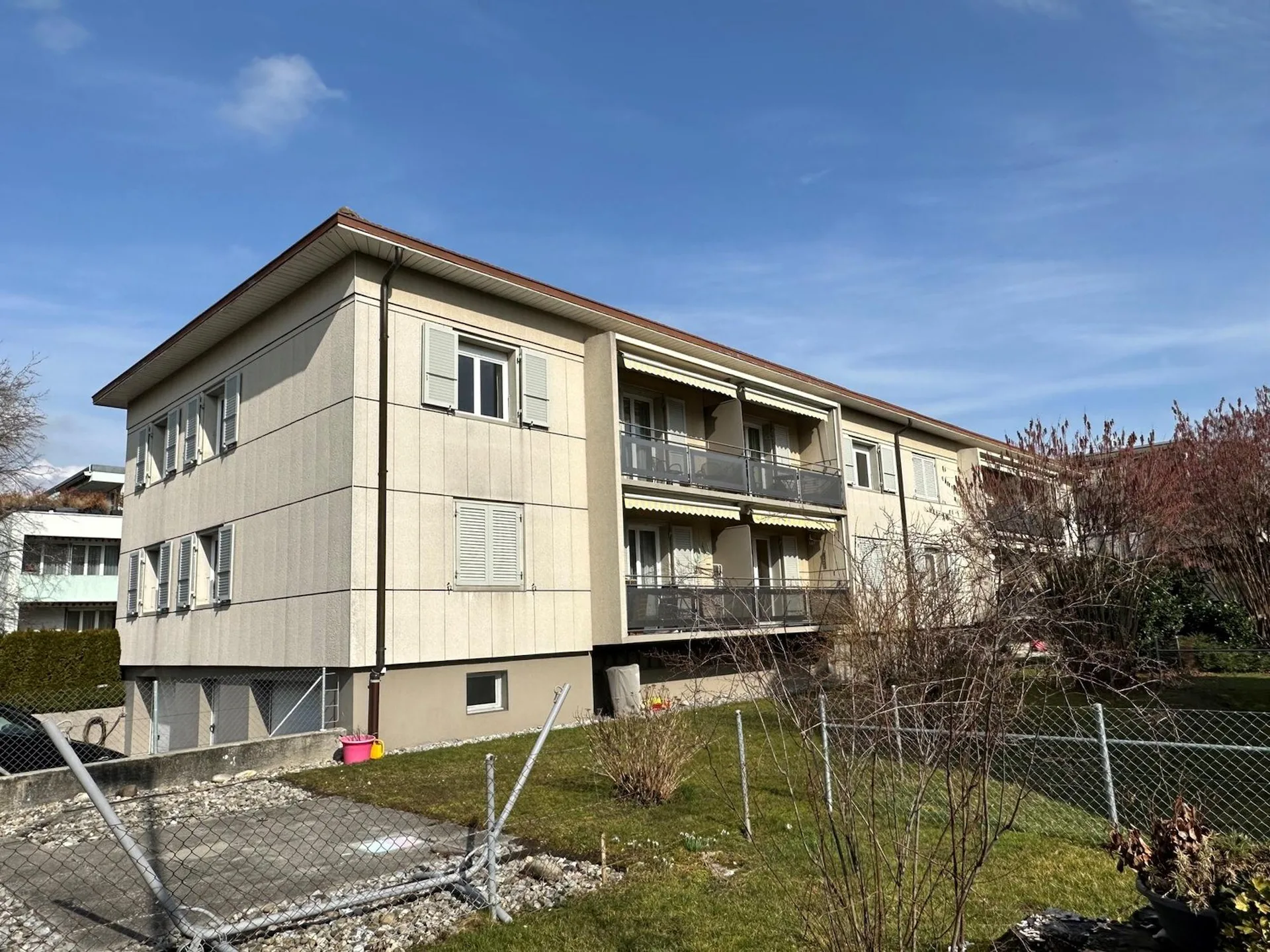 Appartamento luminoso di 3 locali con balcone a Nidau